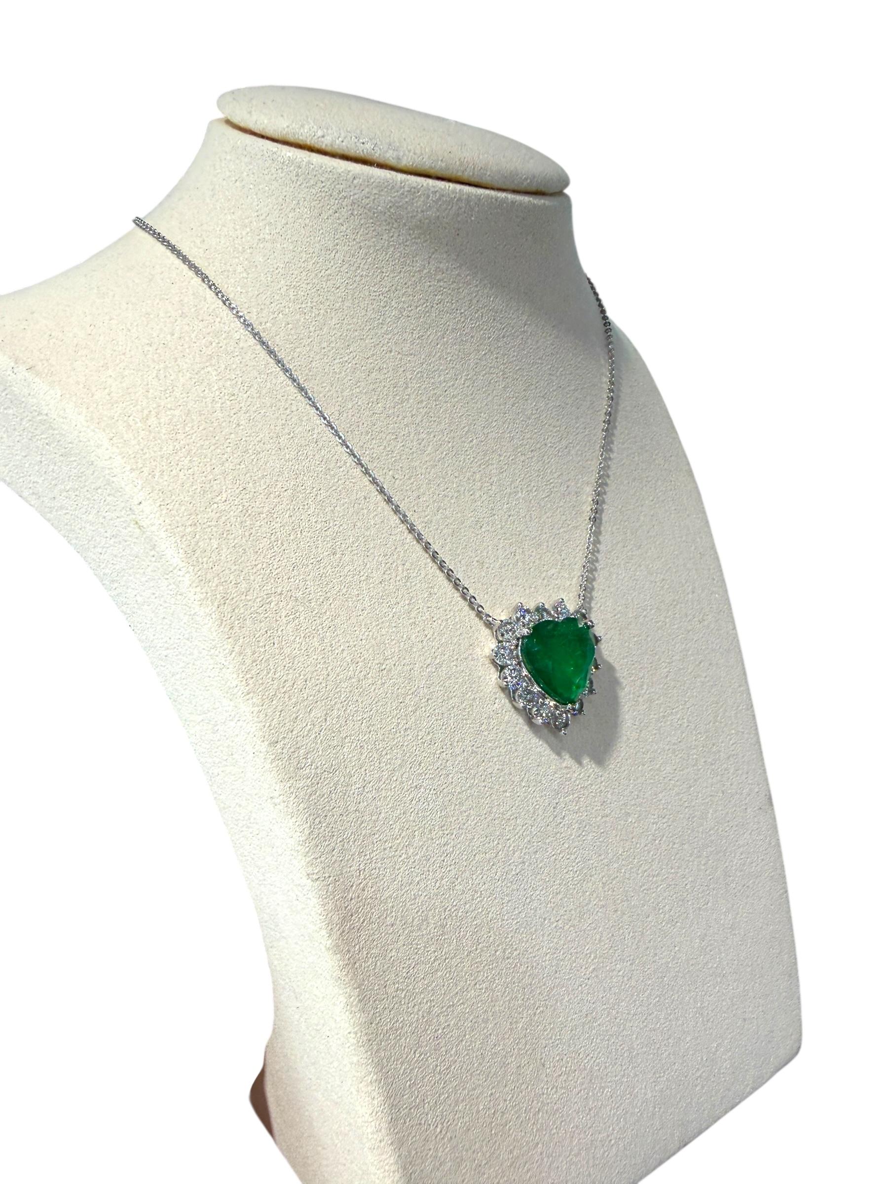 Pendentif en forme de cœur en émeraude de 6,53 ct, collier en or blanc 18 ct avec halo en diamant de 2,24 ct Pour femmes en vente