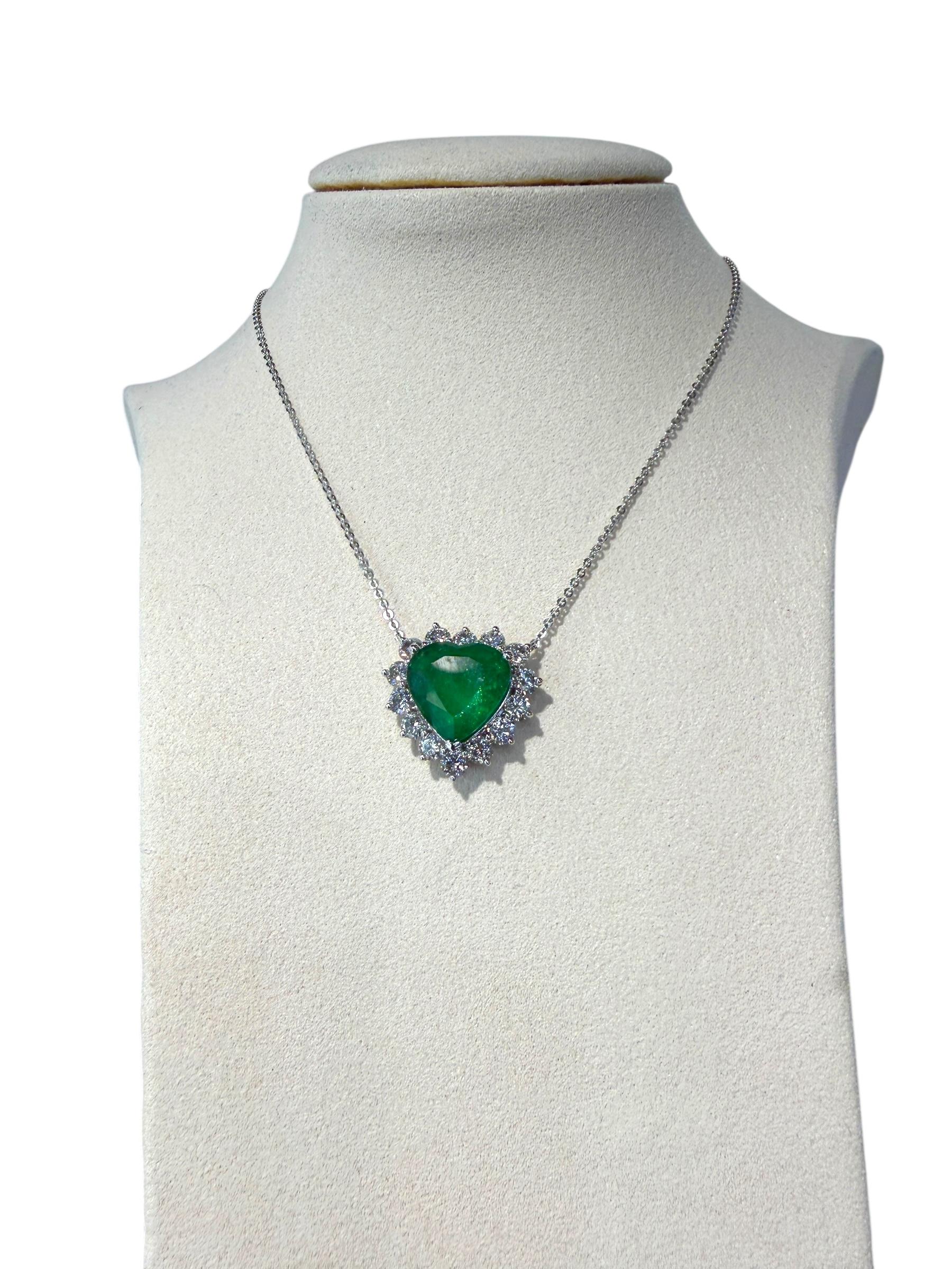 Pendentif en forme de cœur en émeraude de 6,53 ct, collier en or blanc 18 ct avec halo en diamant de 2,24 ct en vente 1
