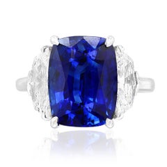 Anillo de compromiso de tres piedras en platino con zafiro azul y diamantes de 6.54 quilates