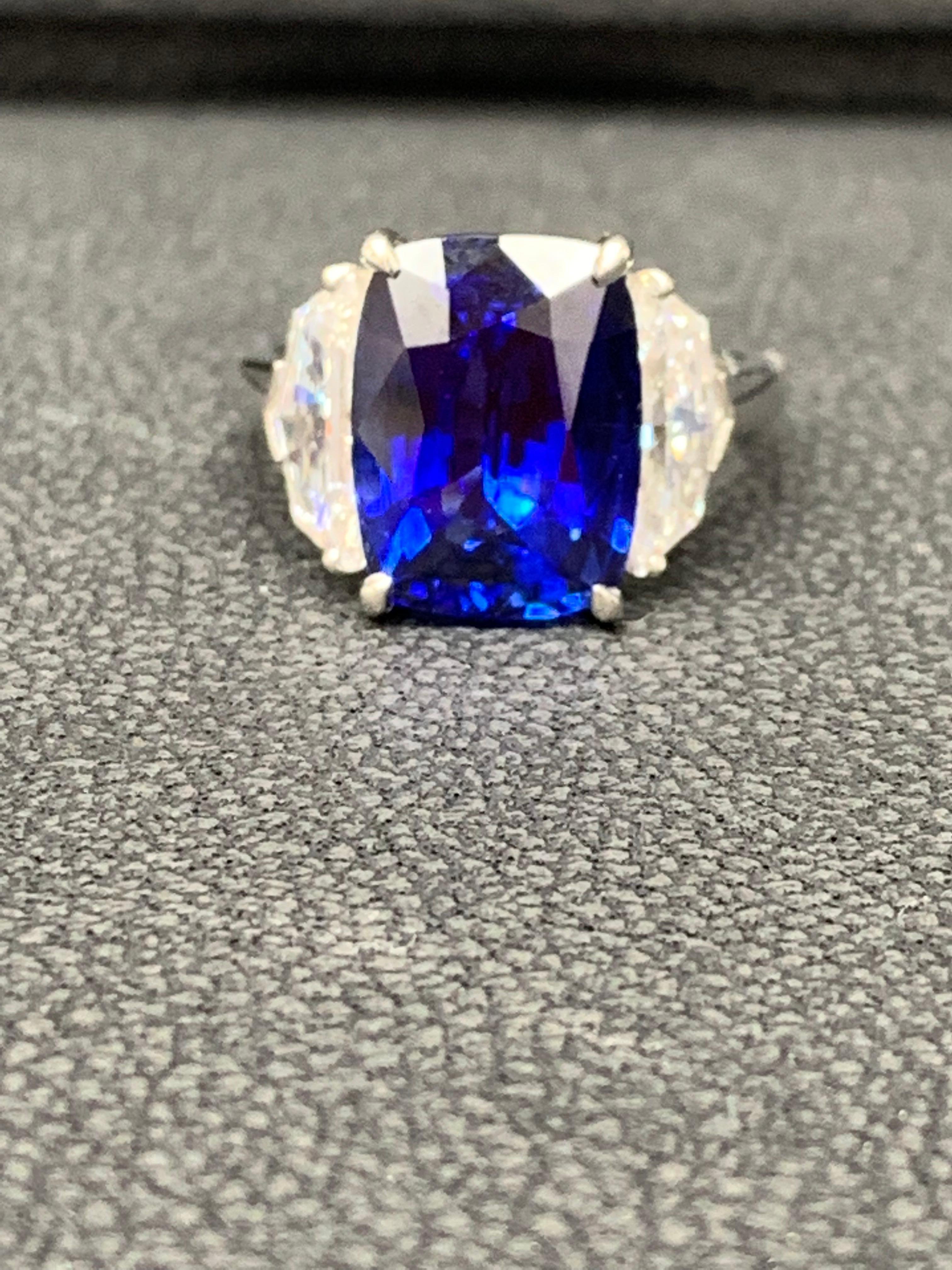 Verlobungsring aus Platin mit 6,54 Karat blauem Saphir und Diamant, drei Steine (Moderne) im Angebot