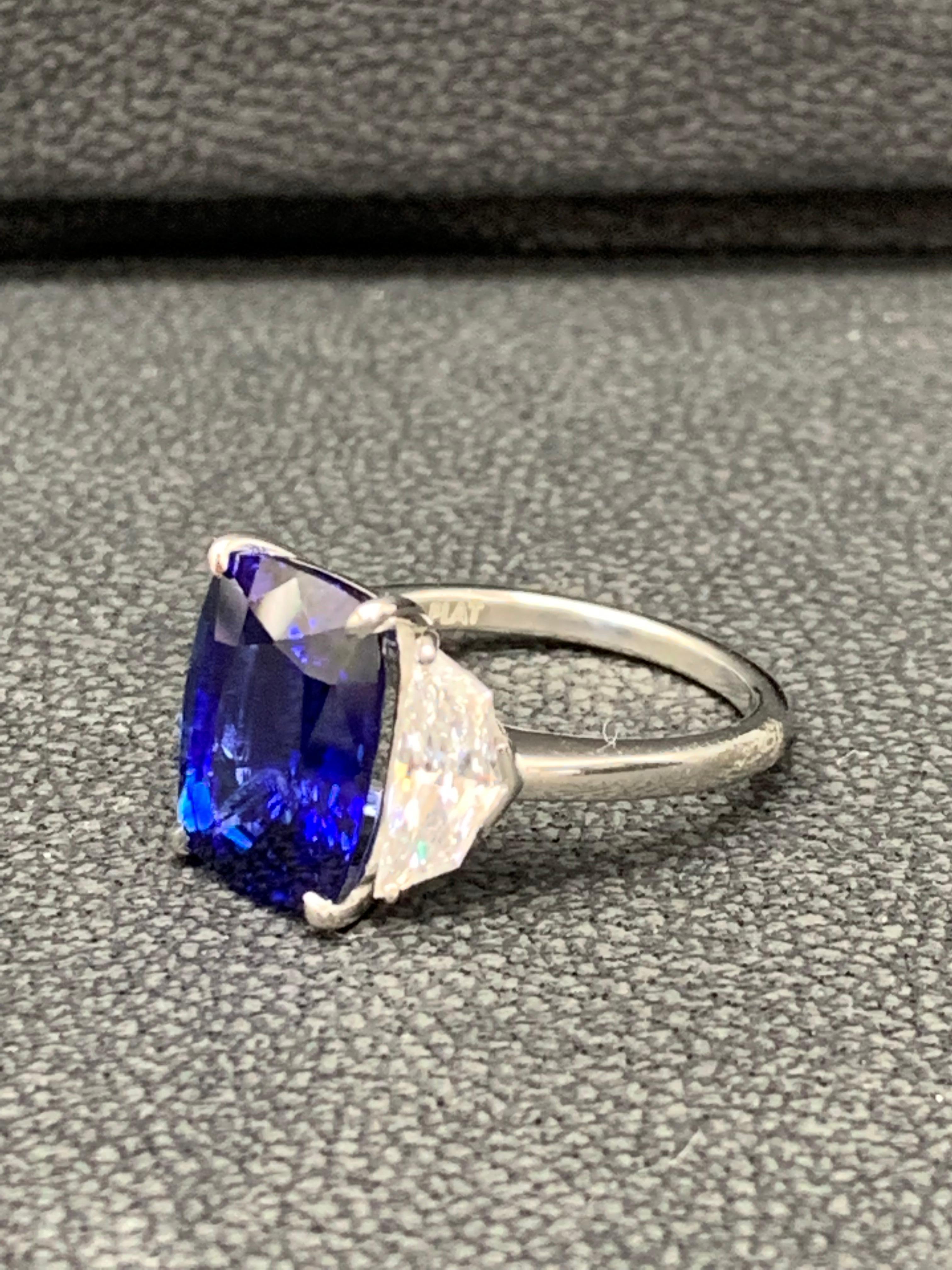 Verlobungsring aus Platin mit 6,54 Karat blauem Saphir und Diamant, drei Steine (Kissenschliff) im Angebot
