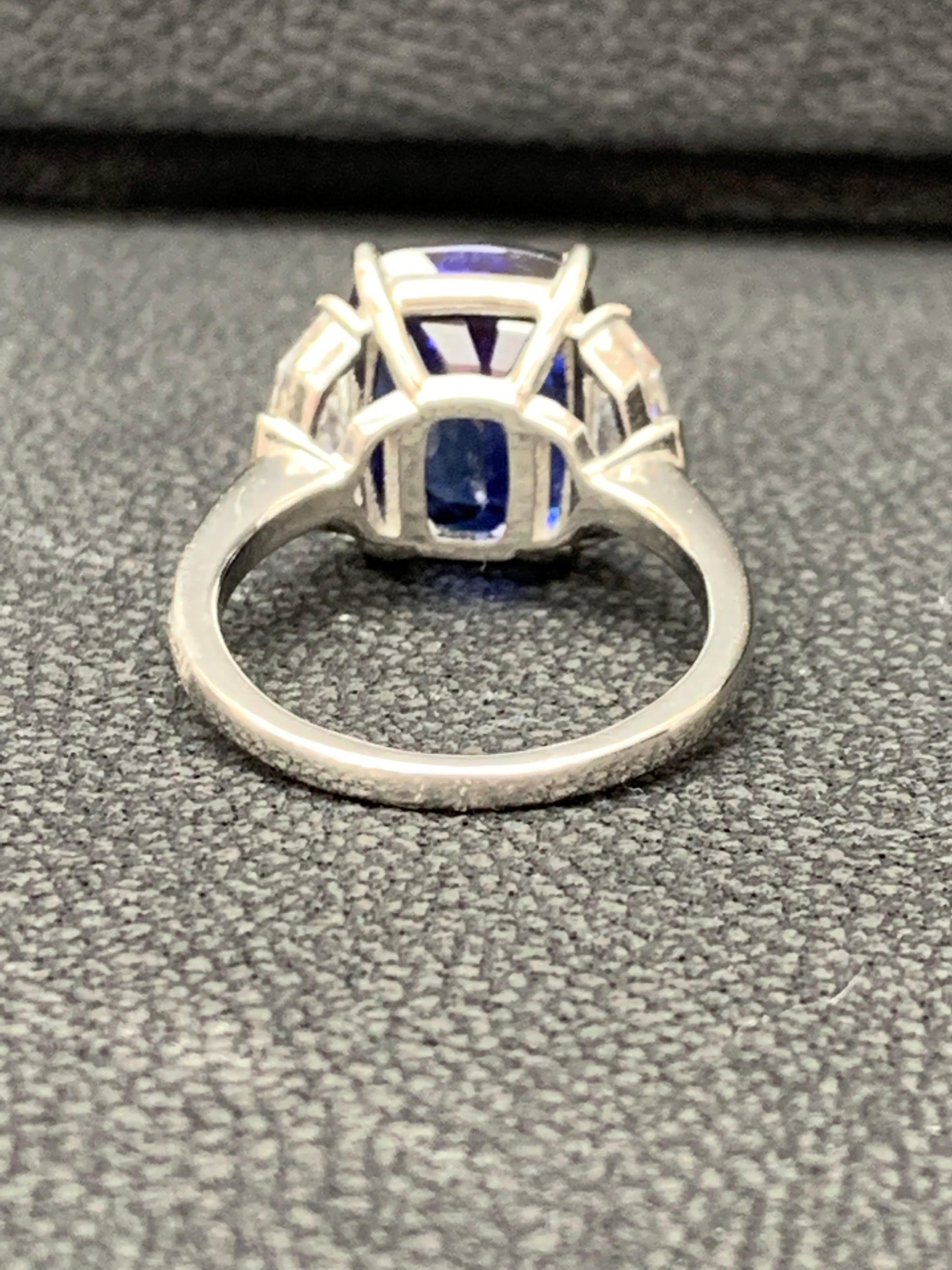 Verlobungsring aus Platin mit 6,54 Karat blauem Saphir und Diamant, drei Steine Damen im Angebot