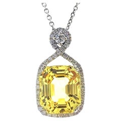 Anello con zaffiro giallo a cuscino e diamante da 6,54 carati in oro bianco 14k