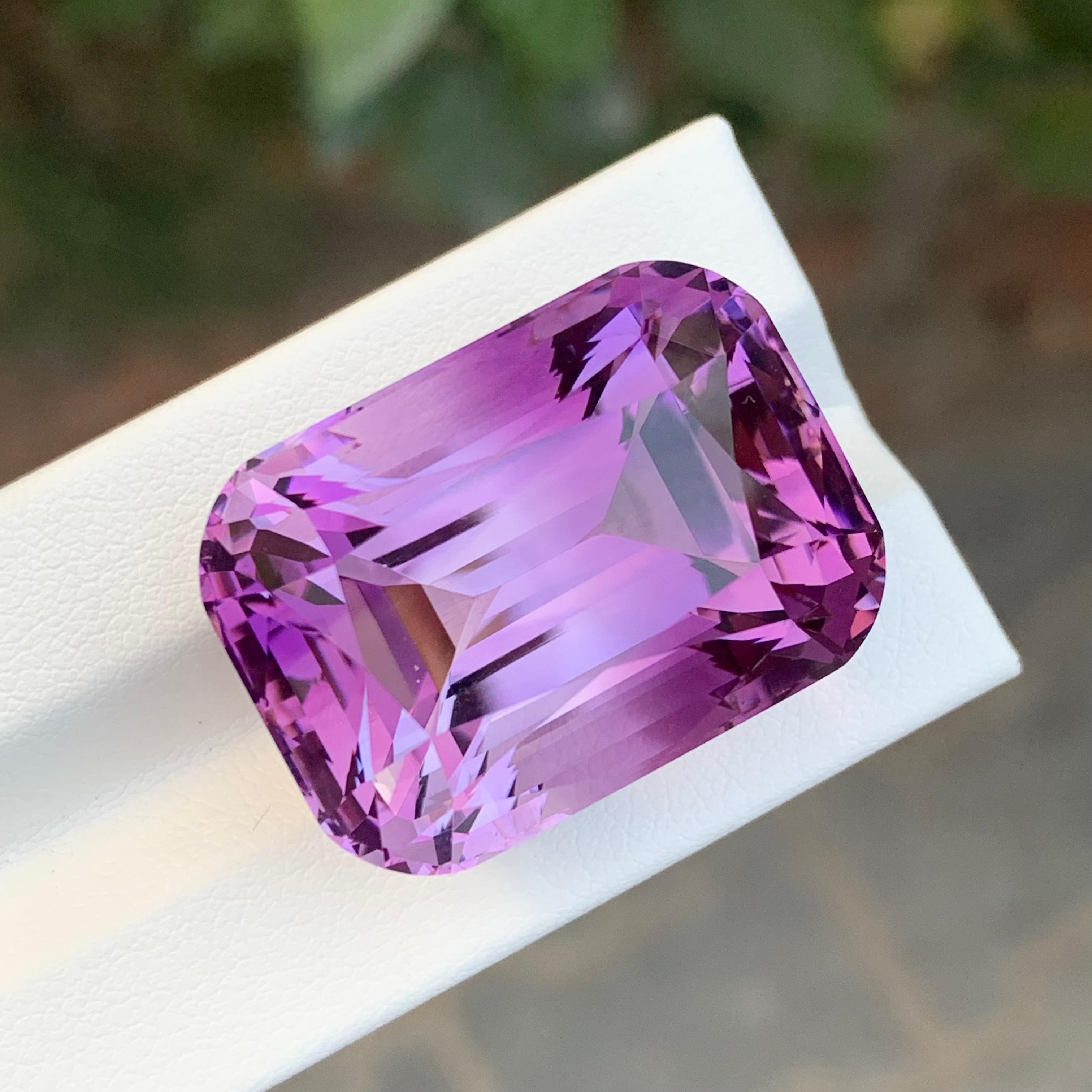 Stein: Amethyst

Gewicht : 65.45 Karat
Abmessungen: 26 x 19 x 18,5 mm
Herkunft: Brasilien
Die Form: Kissen 
Farbe: Lila
Behandlung: Nicht
Zertifikat: Auf Kundenwunsch

Der Amethyst, eine atemberaubende violette Quarzsorte, ist nicht nur für seine