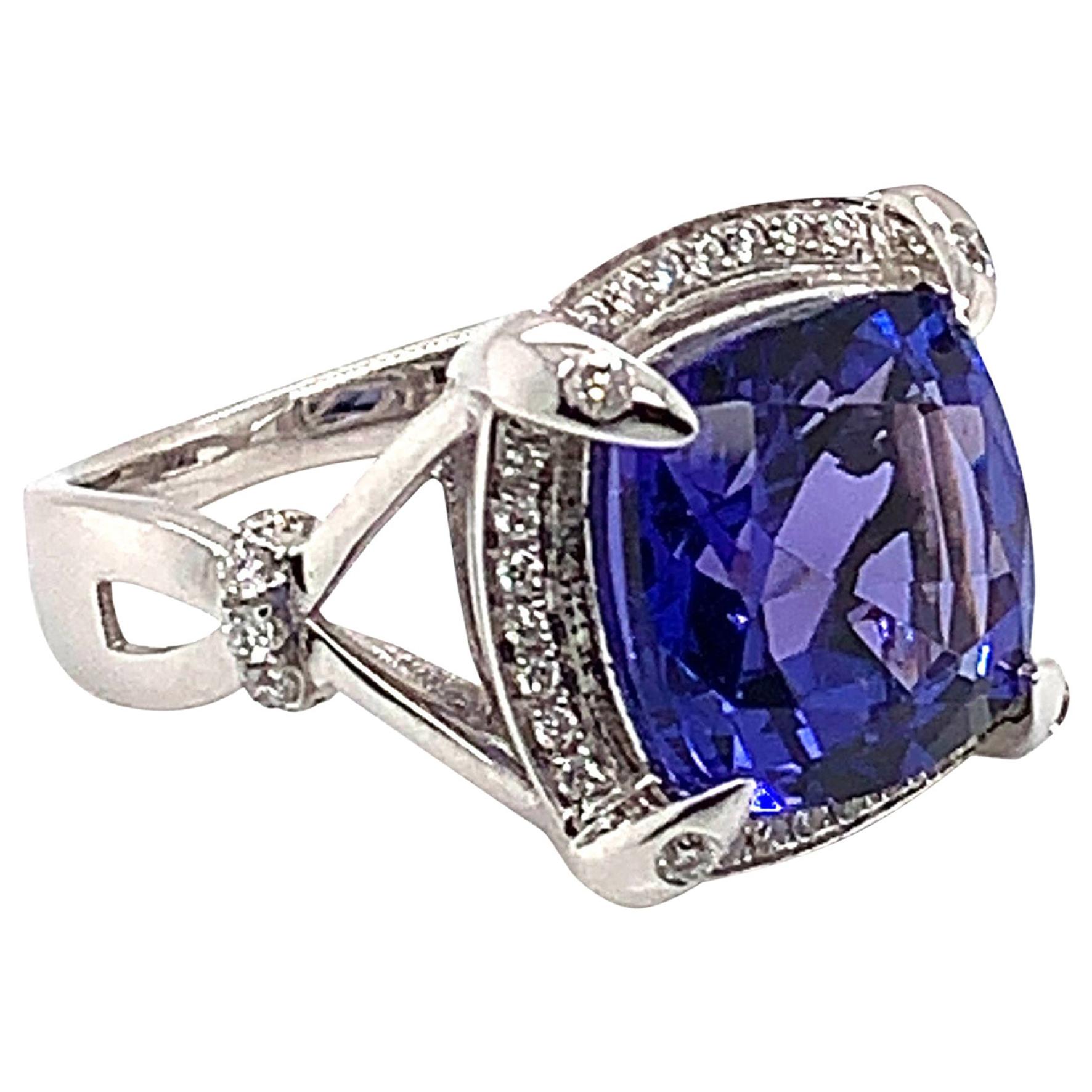 Bague en or blanc 18 carats avec diamants et tanzanite de forme coussin de 6,549 carats