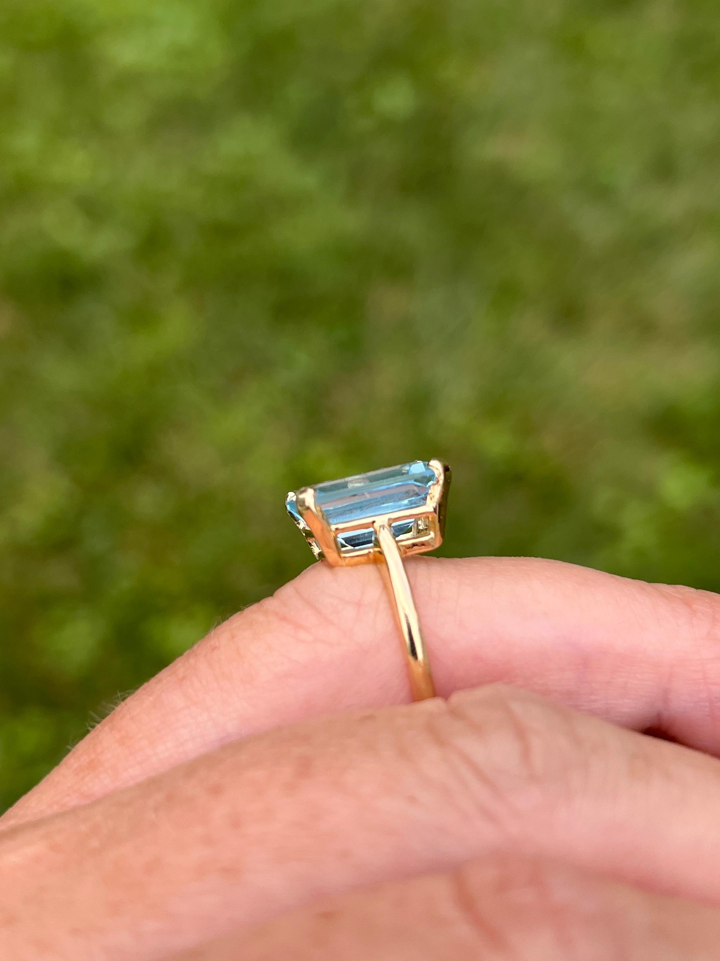 6,55 Karat Blauer Topas im Smaragdschliff und 14k Gelbgold Cocktail Ring (Zeitgenössisch) im Angebot