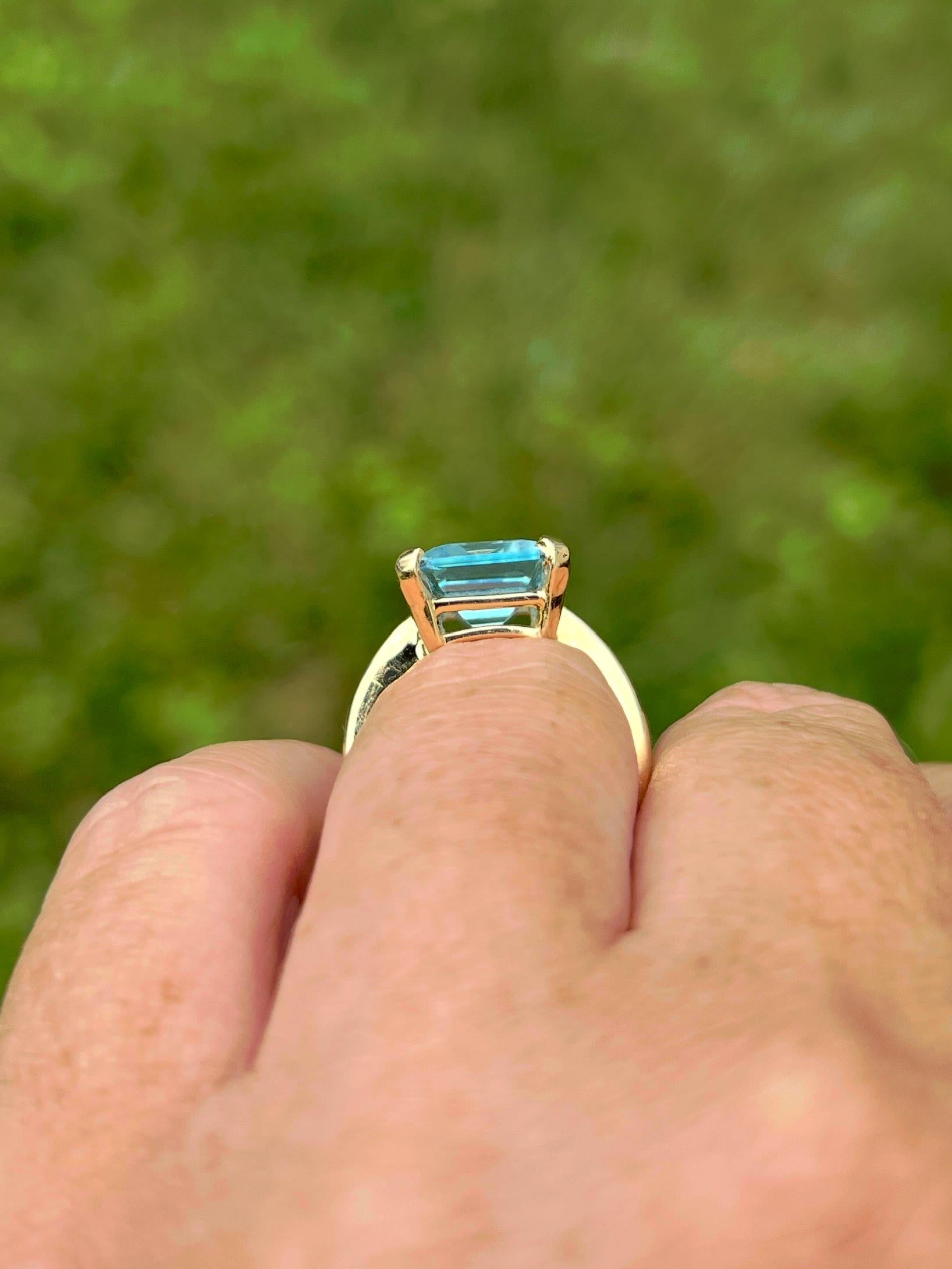 6,55 Karat Blauer Topas im Smaragdschliff und 14k Gelbgold Cocktail Ring im Zustand „Gut“ im Angebot in Towson, MD