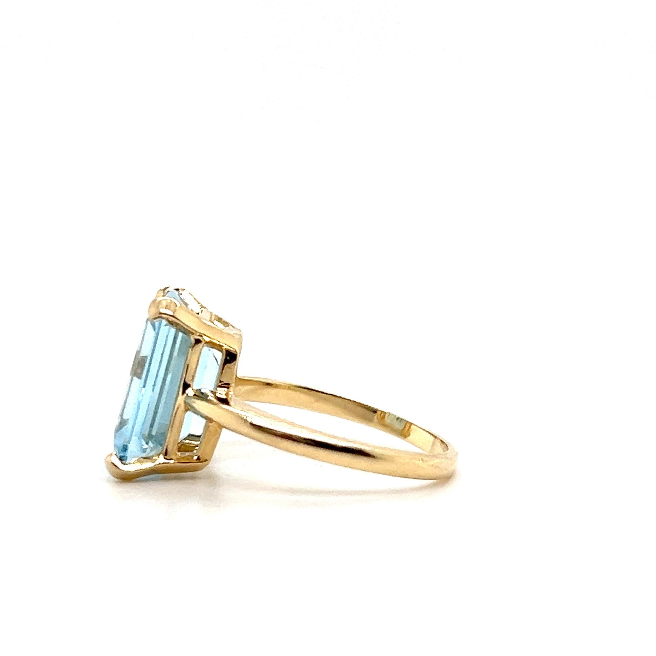6,55 Karat Blauer Topas im Smaragdschliff und 14k Gelbgold Cocktail Ring im Angebot 1