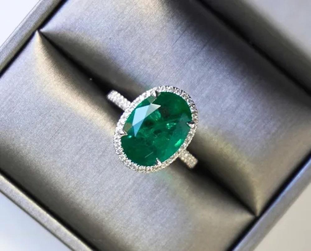 6.55 Carat Emerald Oval Ring In New Condition For Sale In New York, NY