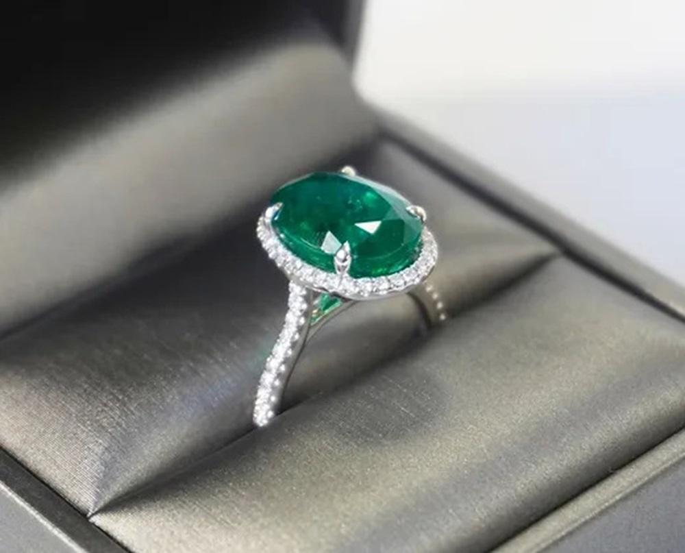 Women's 6.55 Carat Emerald Oval Ring For Sale