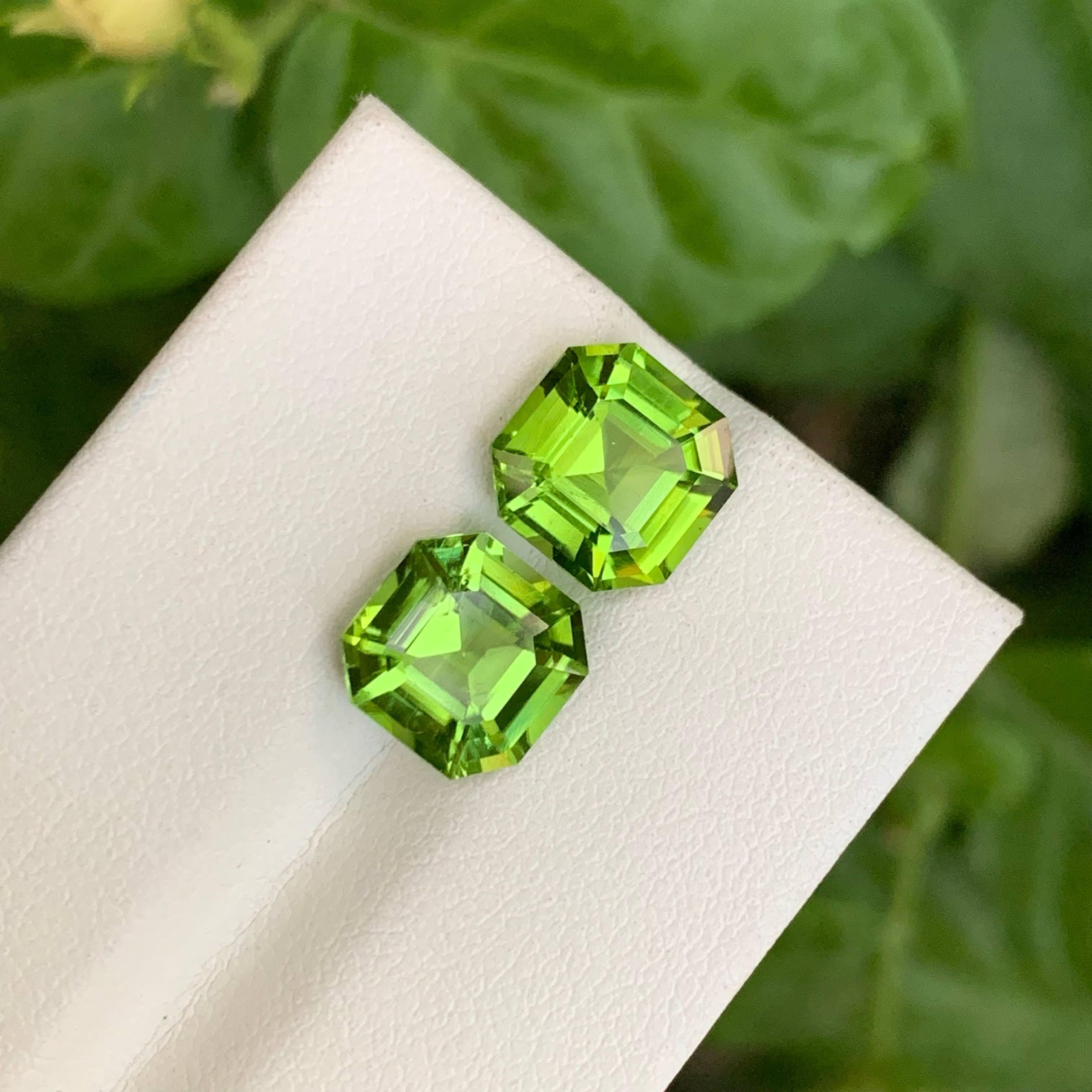 Gema paquistaní suelta de peridoto verde manzana de 6,55 quilates naturales, talla Asscher en pareja Moderno en venta