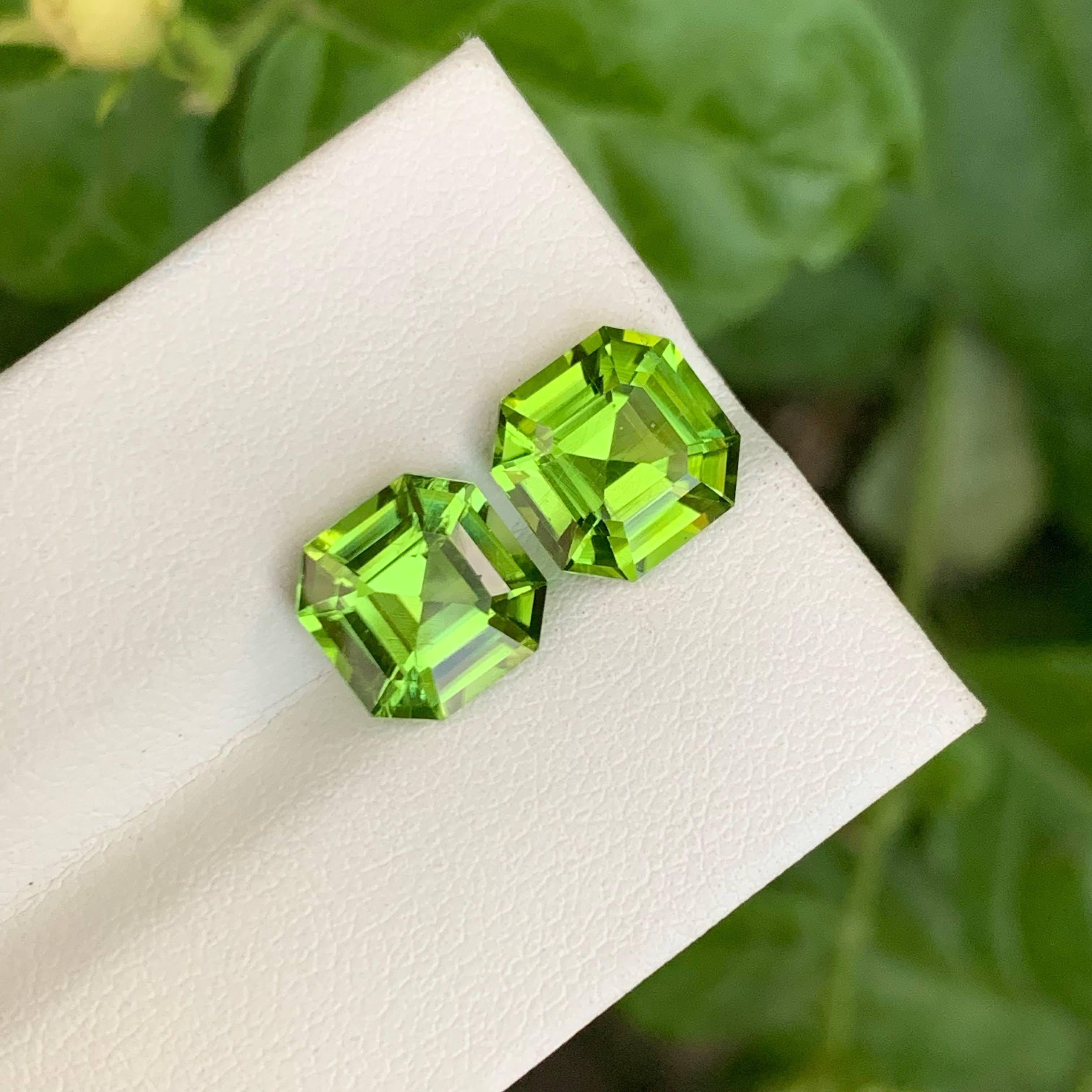 Gema paquistaní suelta de peridoto verde manzana de 6,55 quilates naturales, talla Asscher en pareja en Nuevo estado para la venta en Bangkok, TH