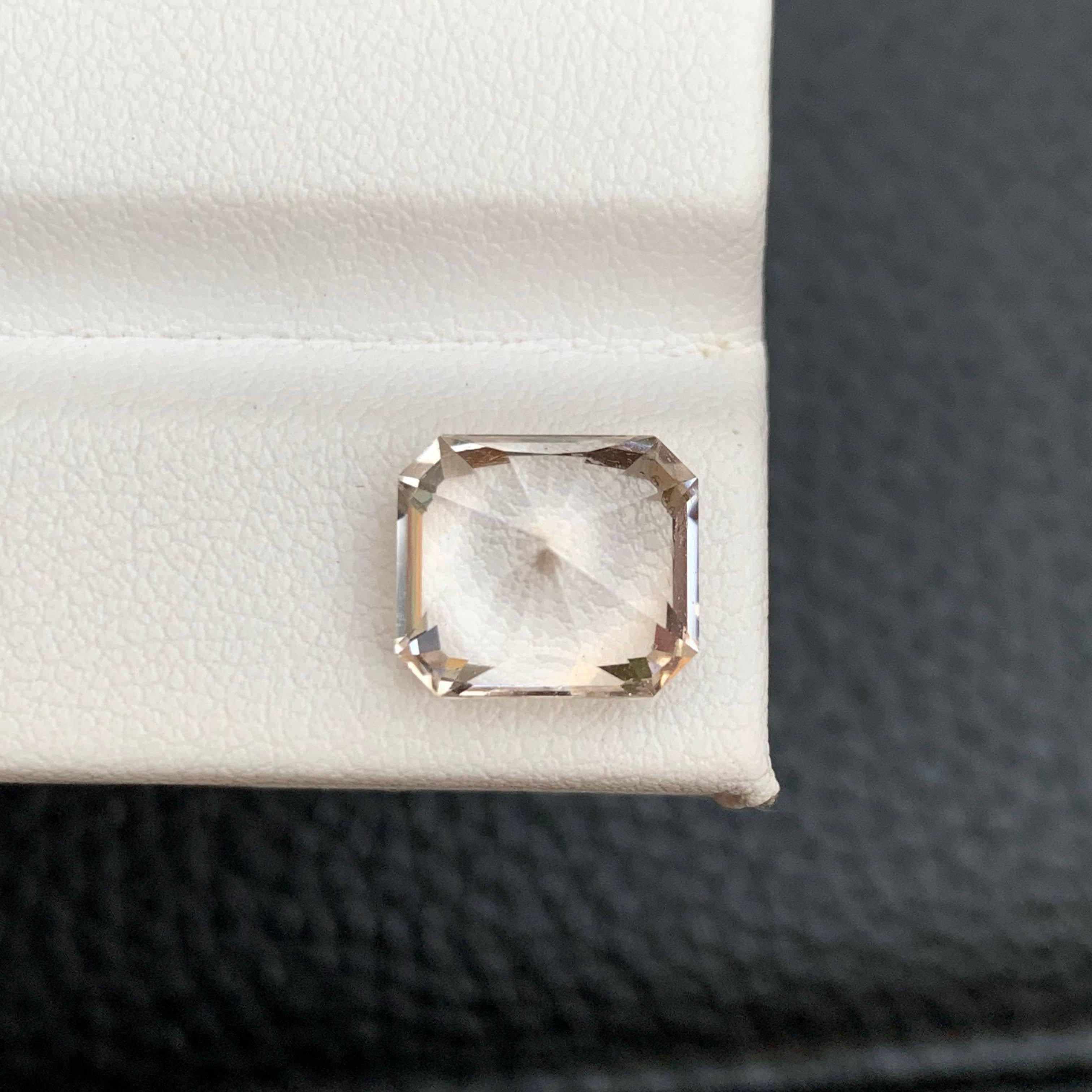 6.55 Carat Natural Loose Outstanding Topaz Stone Radiant Cut Pakistani Gemstone (pierre précieuse pakistanaise) en vente 4