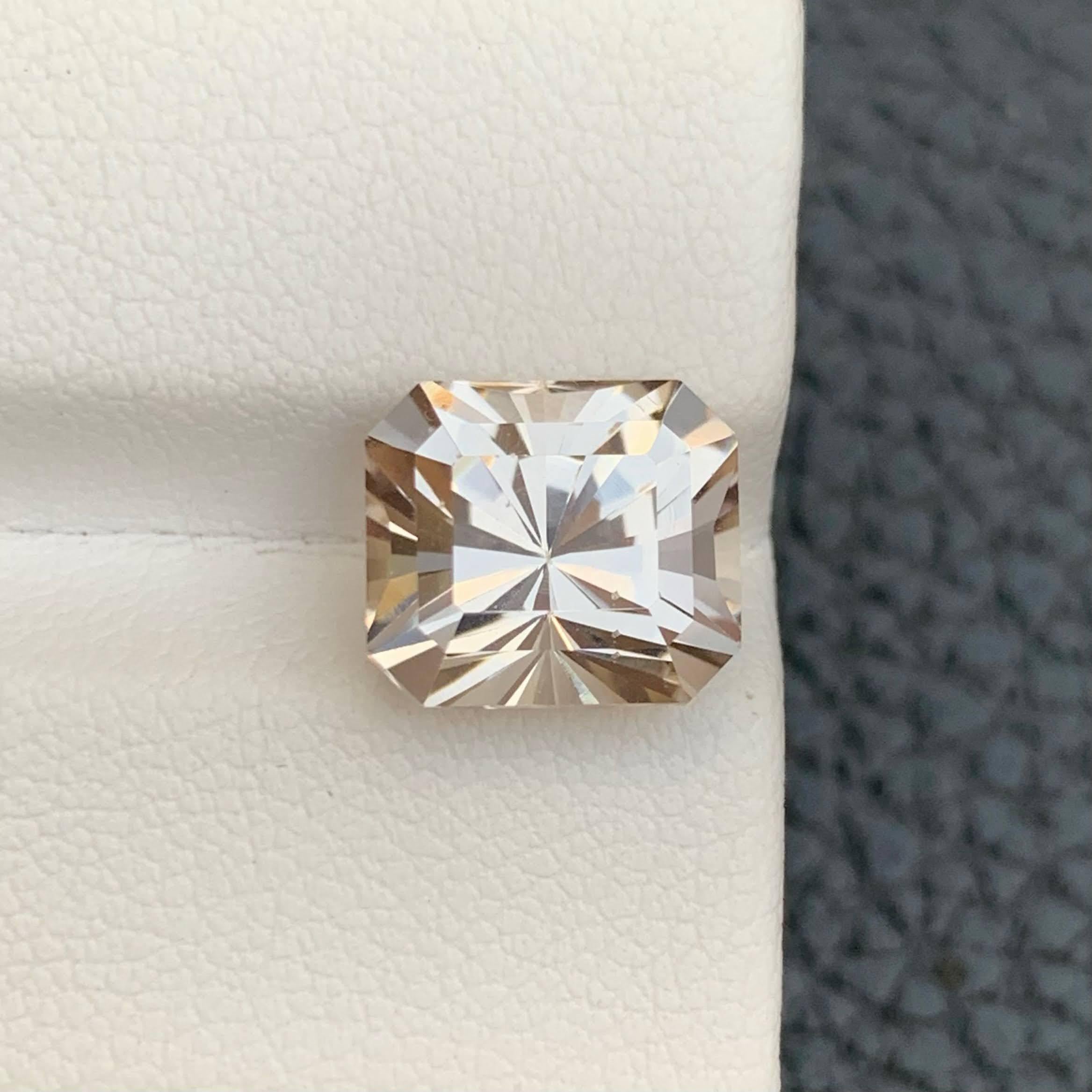 Poids 6,55 carats 
Dimensions 10.4x9.2x8.2mm
Traitement Aucun
Origine : Pakistan 
Clarté VVS 
Forme Coupe Radiant





Cette topaze naturelle en vrac de 6,55 carats présente une brillance éblouissante et une clarté stupéfiante, magnifiquement mises