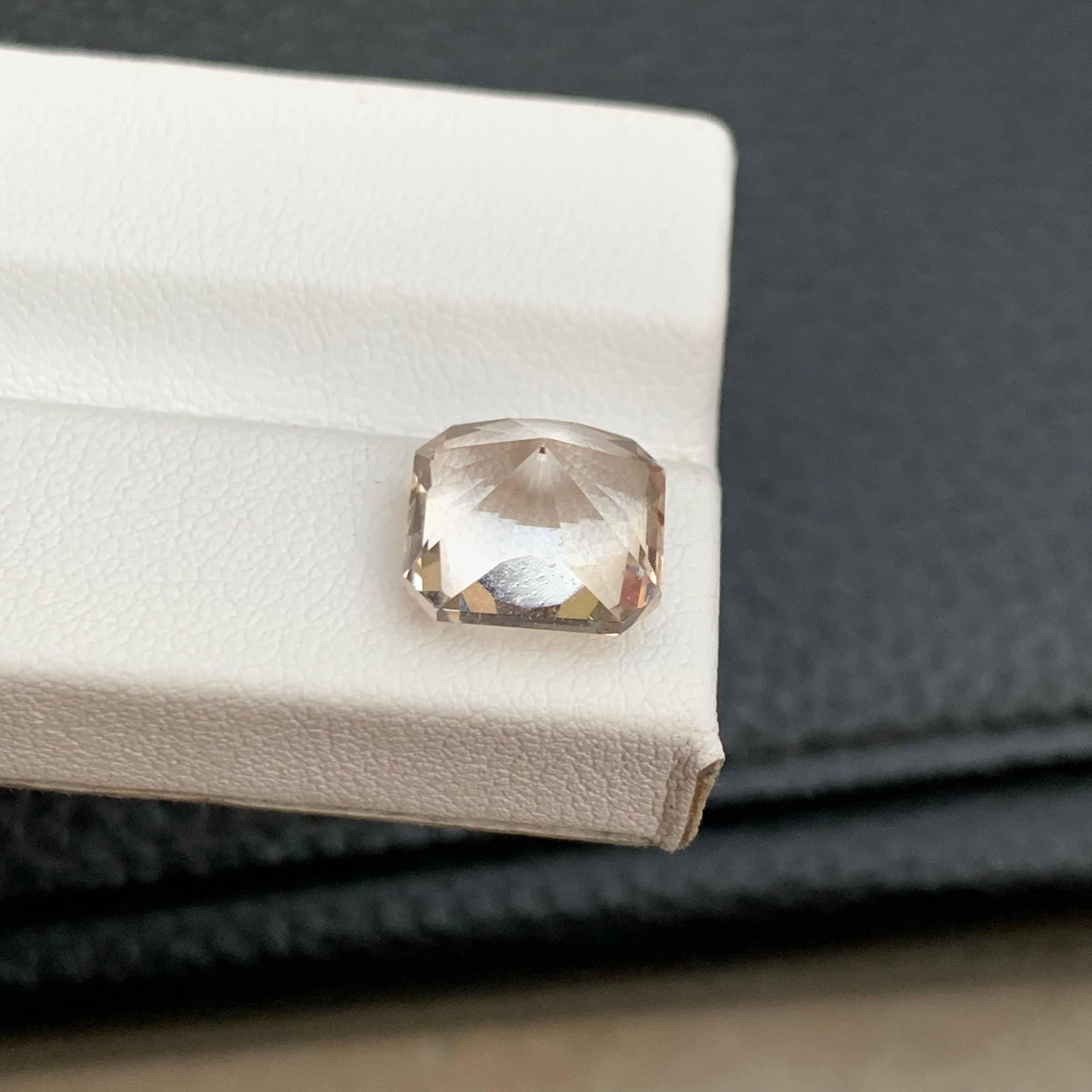 Moderne 6.55 Carat Natural Loose Outstanding Topaz Stone Radiant Cut Pakistani Gemstone (pierre précieuse pakistanaise) en vente