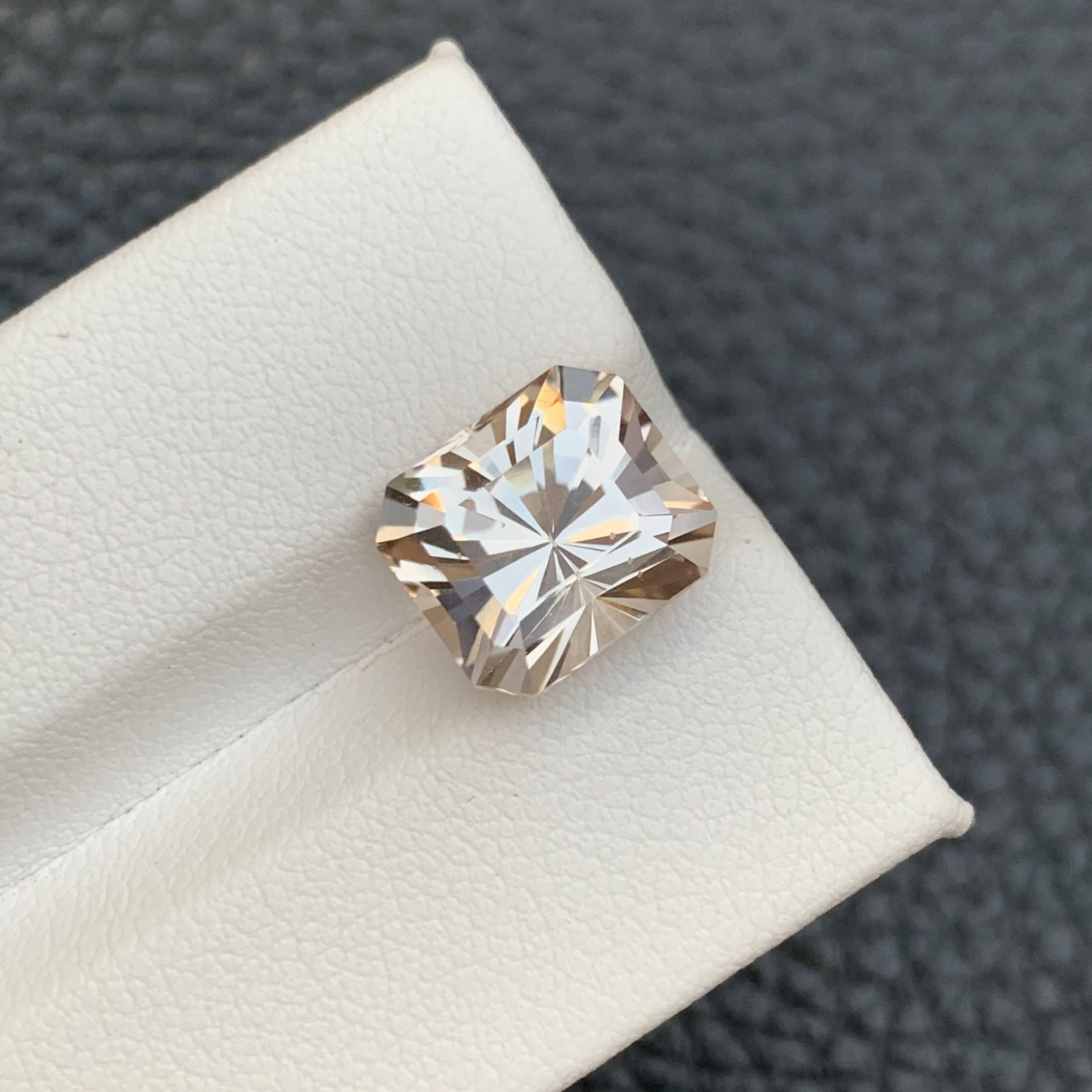 6.55 Carat Natural Loose Outstanding Topaz Stone Radiant Cut Pakistani Gemstone (pierre précieuse pakistanaise) Unisexe en vente