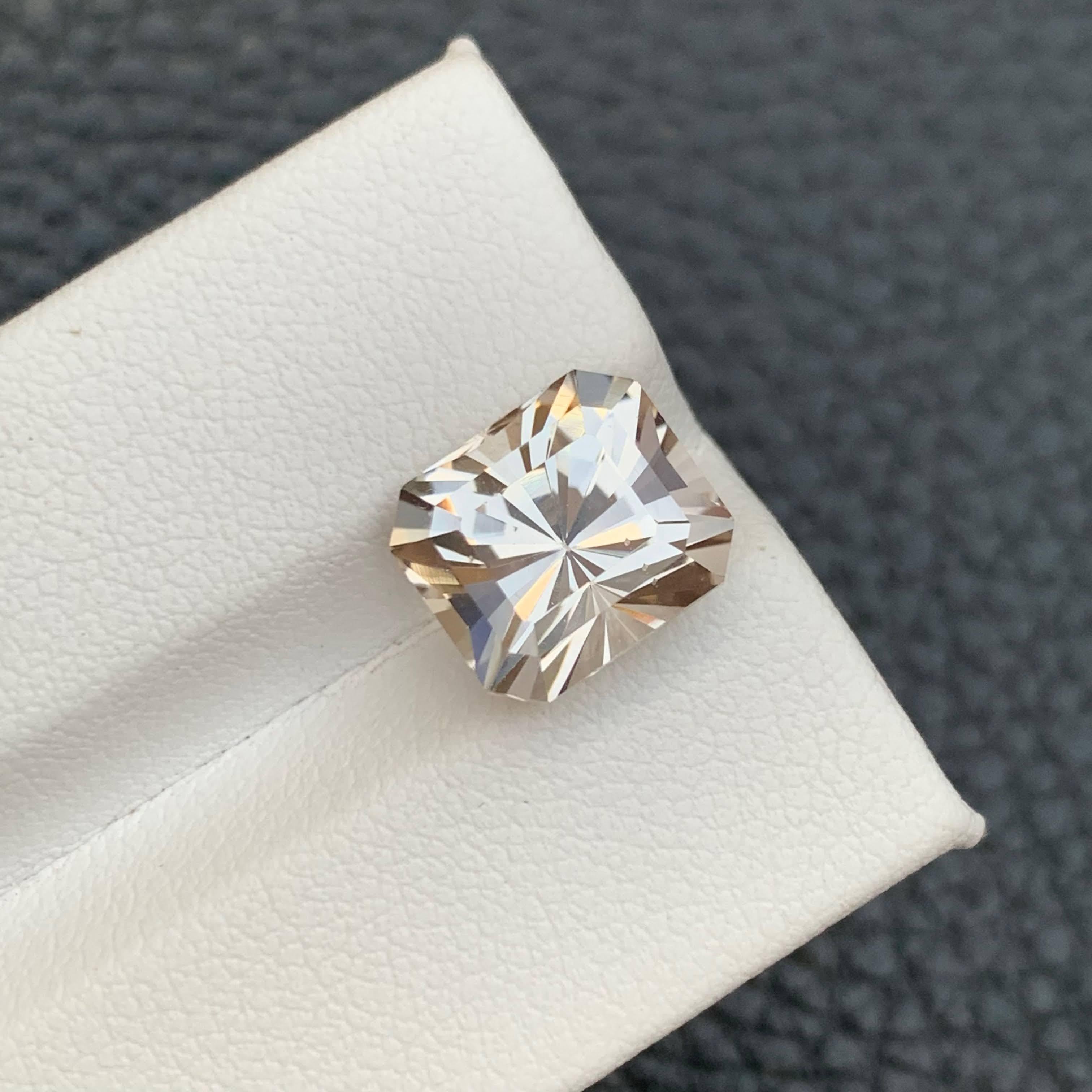 6.55 Carat Natural Loose Outstanding Topaz Stone Radiant Cut Pakistani Gemstone (pierre précieuse pakistanaise) en vente 1