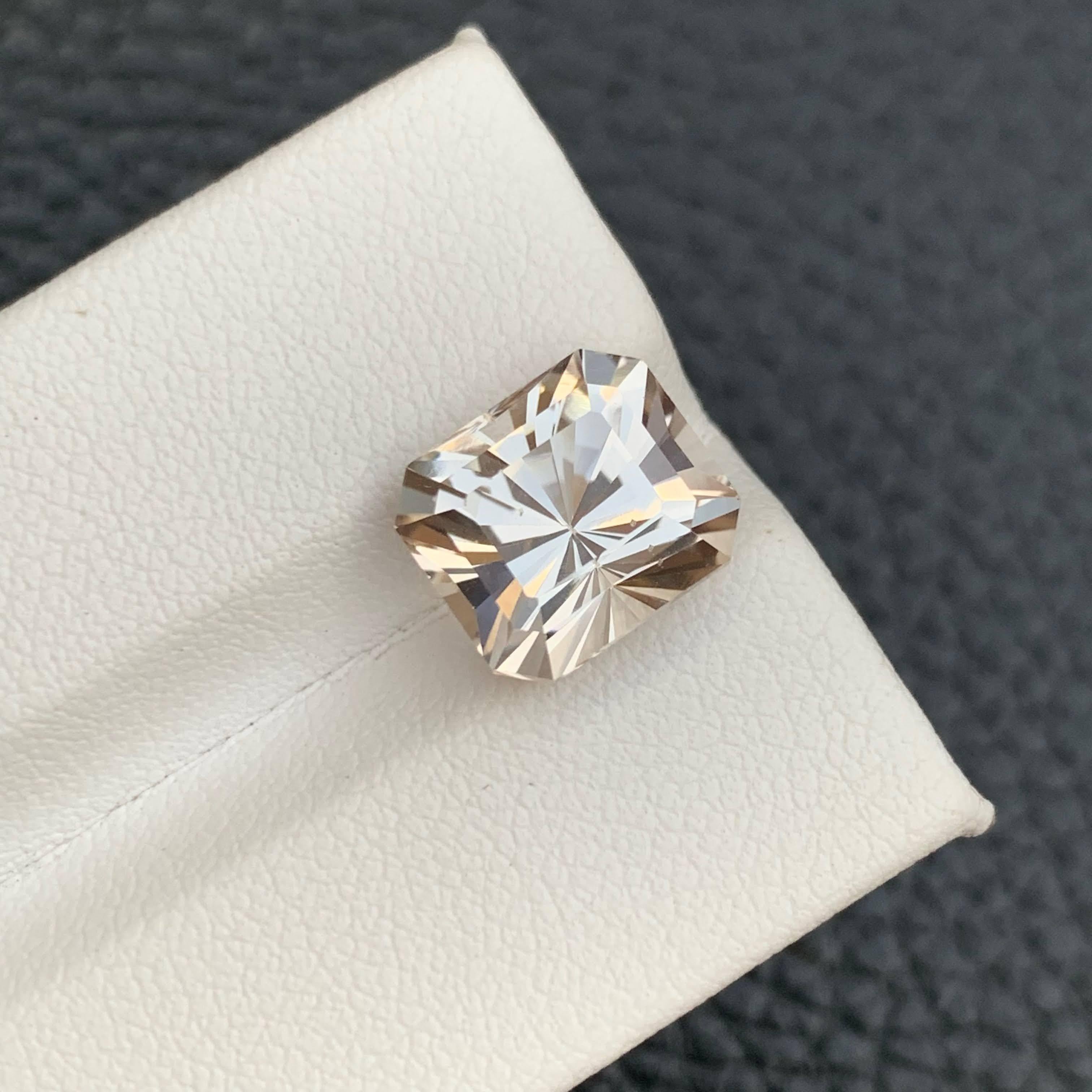 6.55 Carat Natural Loose Outstanding Topaz Stone Radiant Cut Pakistani Gemstone (pierre précieuse pakistanaise) en vente 2