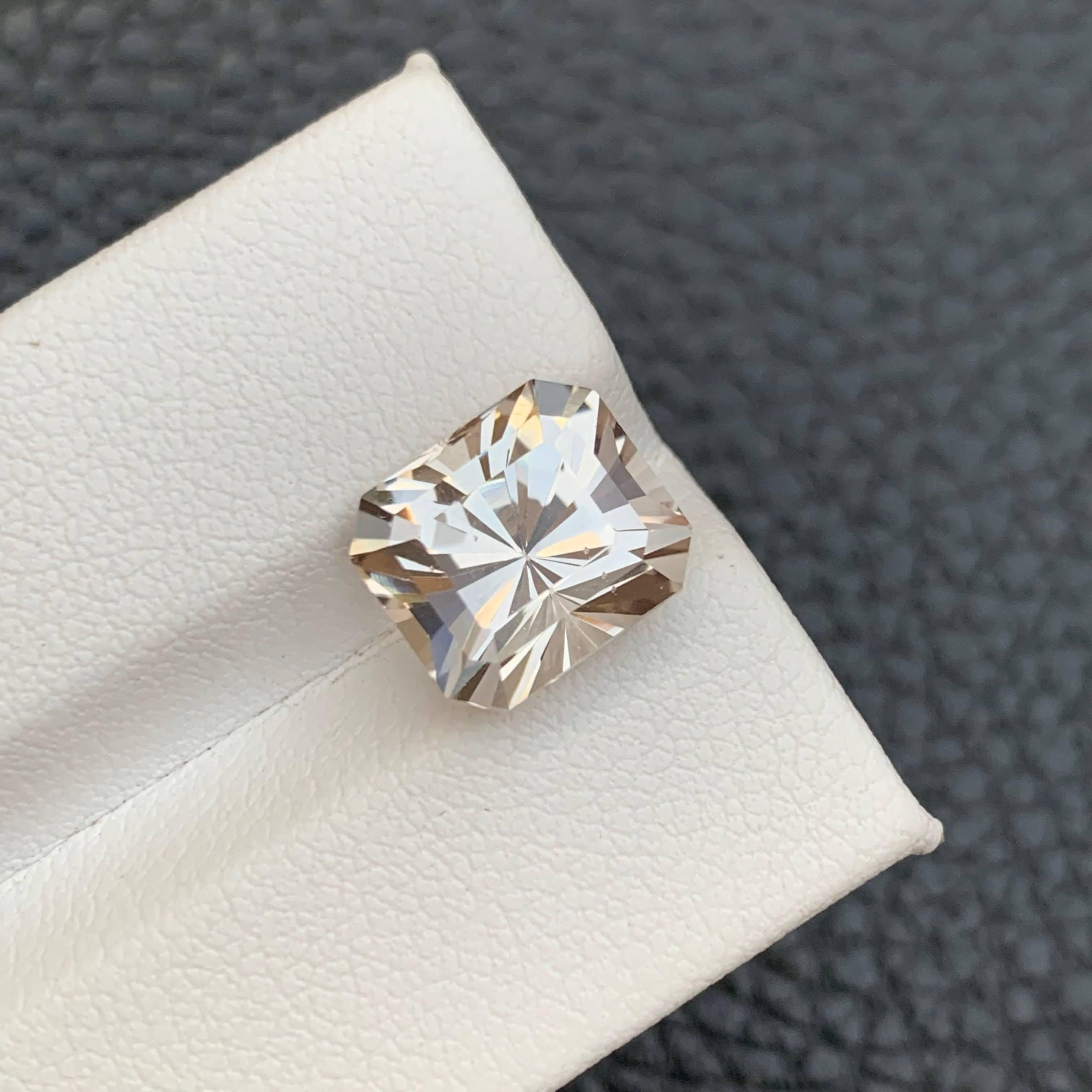 6.55 Carat Natural Loose Outstanding Topaz Stone Radiant Cut Pakistani Gemstone (pierre précieuse pakistanaise) en vente 3