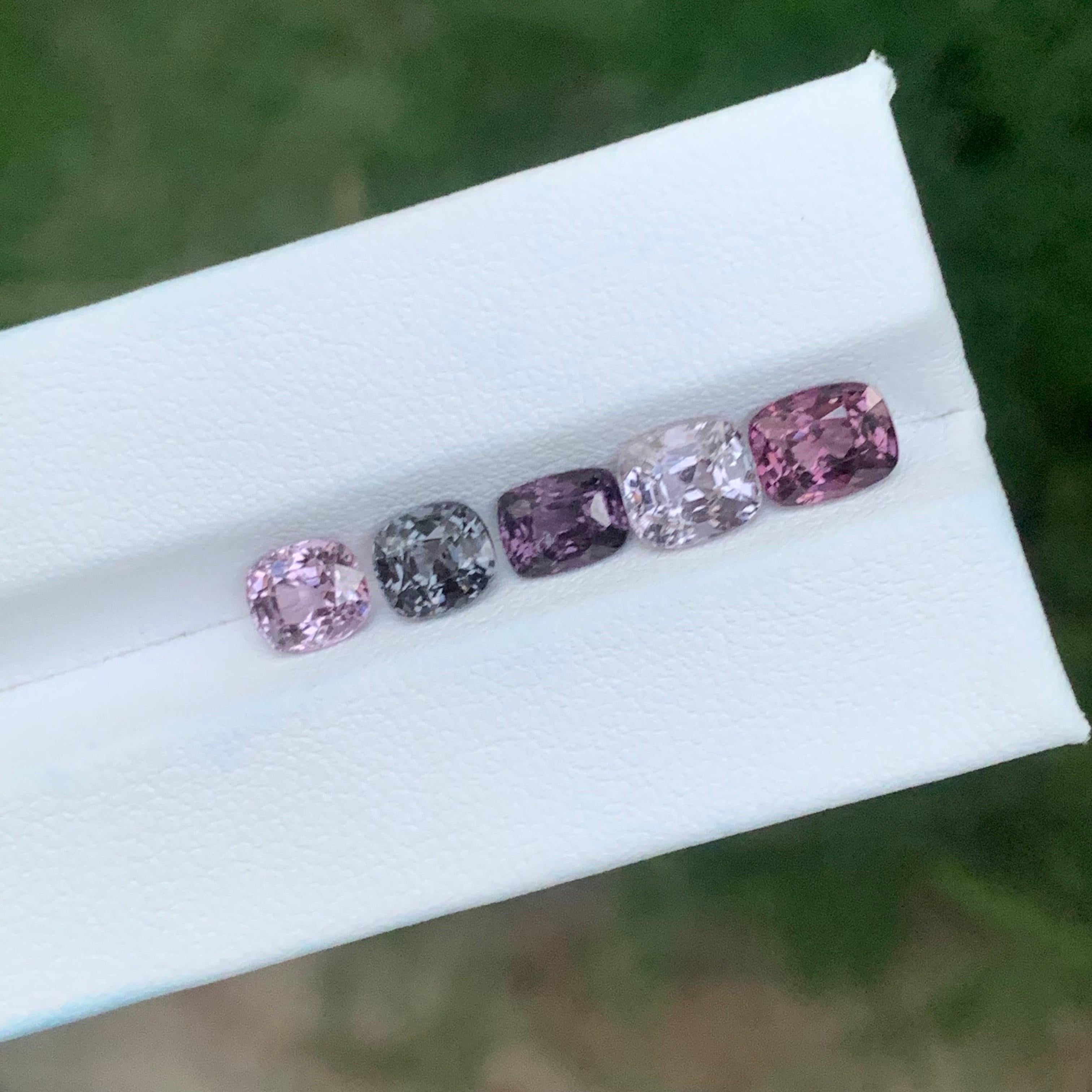 Facettierter Spinell Los

Gewicht : 6,55 Karat
Größen: 1,05 bis 1,60 Karat
Behandlung: Nicht
Form : Kissen

Spinell ist ein fesselnder Edelstein, der für seine brillanten Farben und seine außergewöhnliche Klarheit geschätzt wird. Spinell kommt in