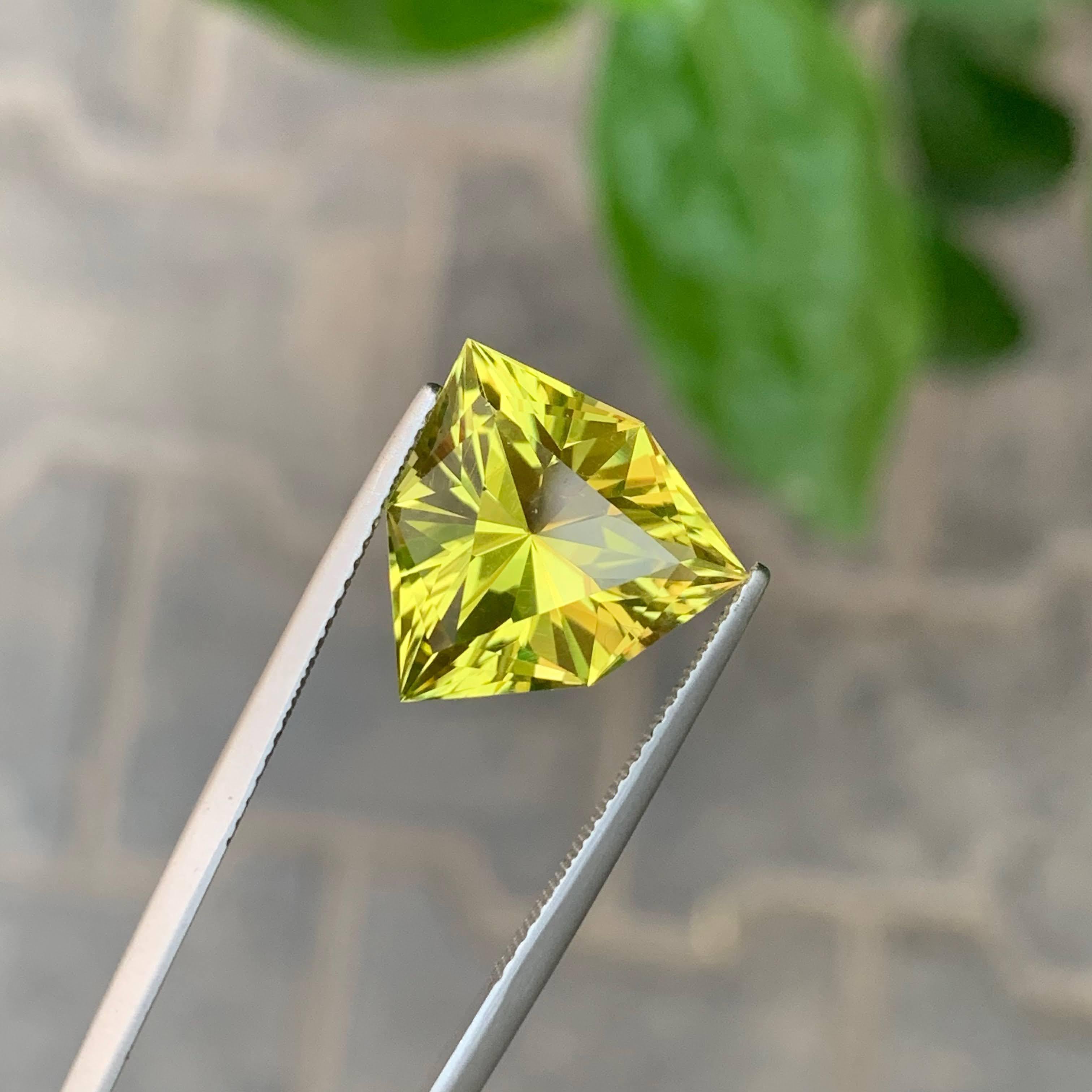 Modern 6.55 Carat Natural Loose Yellow Citrine Stone Trillion Cut Brazilian Gemstone For Sale