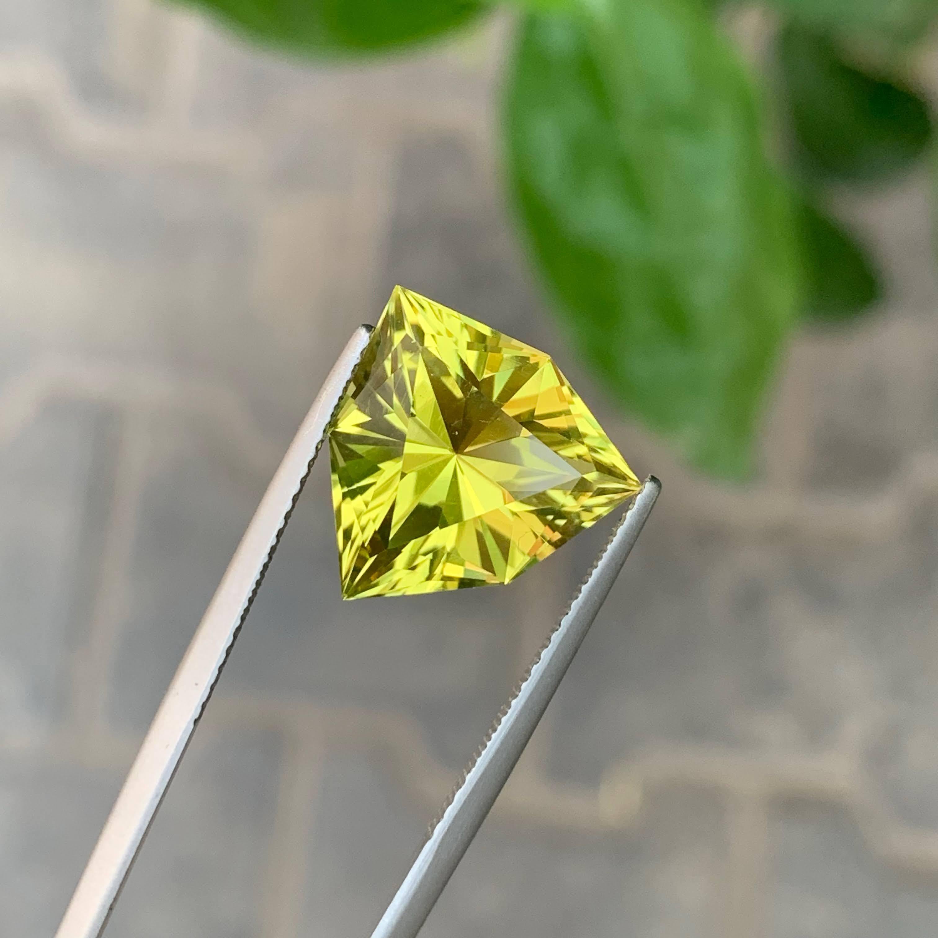 Women's or Men's 6.55 Carat Natural Loose Yellow Citrine Stone Trillion Cut Brazilian Gemstone For Sale
