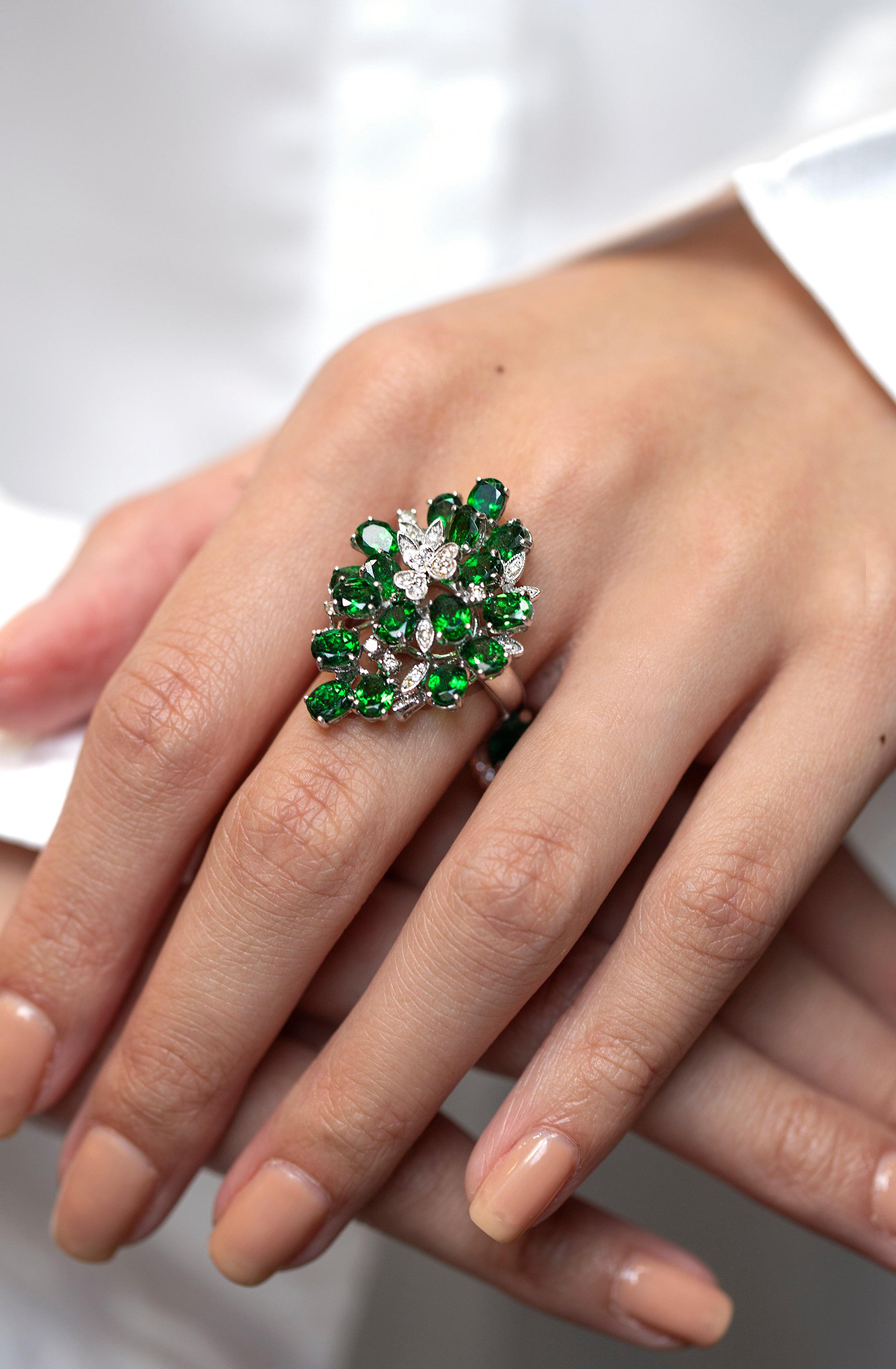 Contemporary 6.55 Carats Oval Cut Tsavorite with Brilliant Round Diamonds Cocktail Ring  For Sale