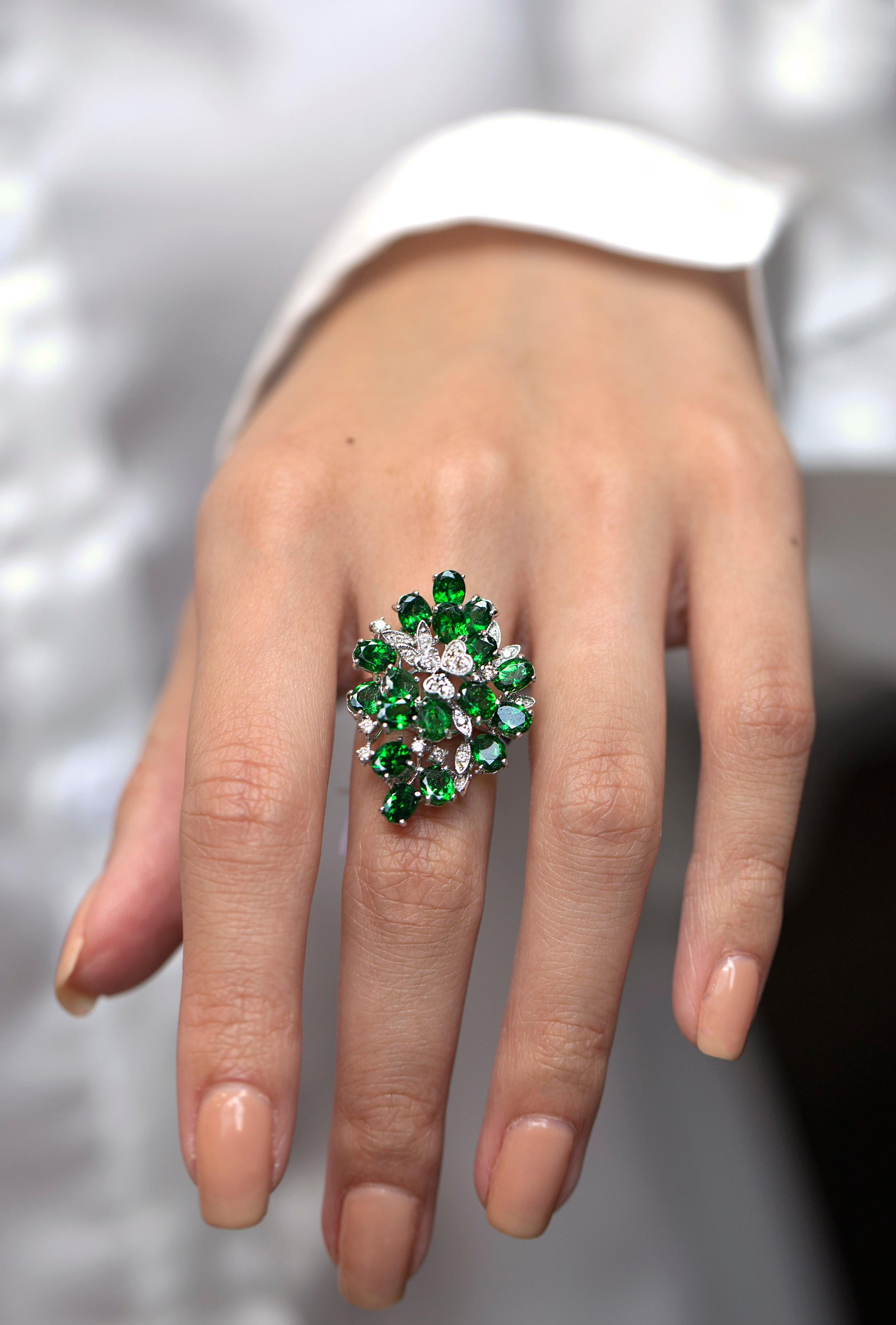 6,55 carati totali di tsavorite taglio ovale e anello cocktail con diamanti a grappolo In condizioni ottime in vendita a New York, NY