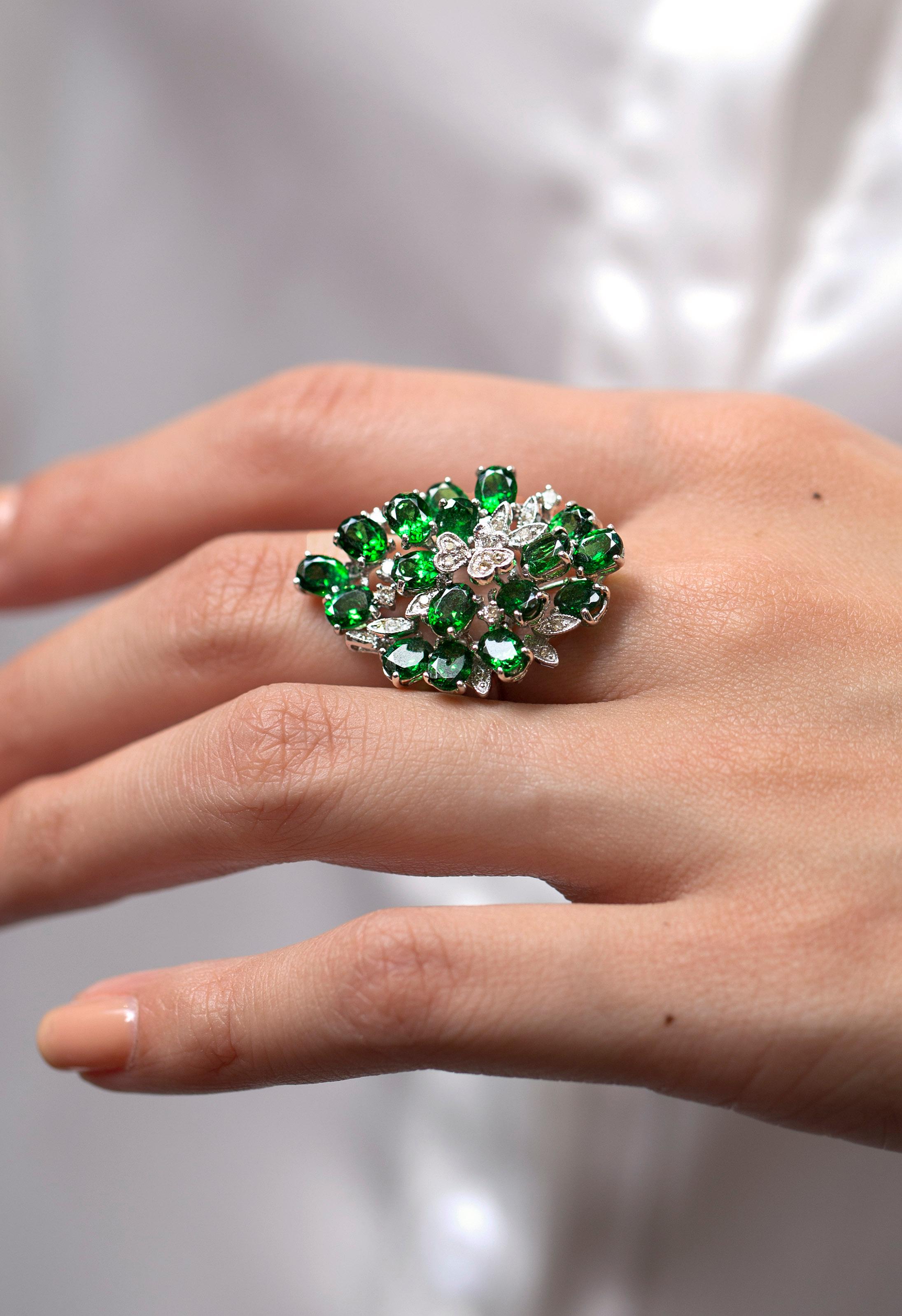 6.55 Carats Oval Cut Tsavorite with Brilliant Round Diamonds Cocktail Ring  In Excellent Condition For Sale In New York, NY