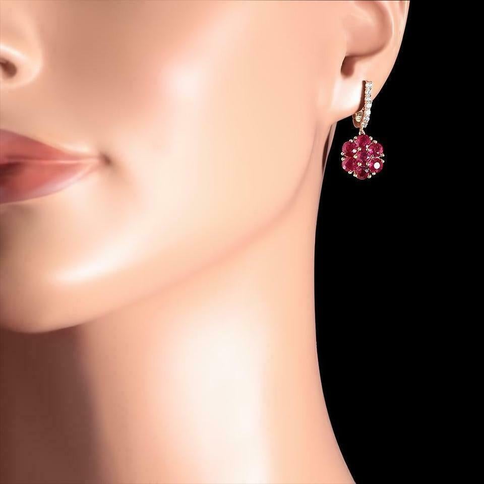 Taille ronde Boucles d'oreilles en or blanc massif 14 carats avec rubis de 6,55 carats et diamants naturels en vente