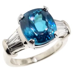 Bague 18kt fabriquée par Cynthia Scott Jewelry, zircon bleu cambodgien de 6,56 carats et diamants