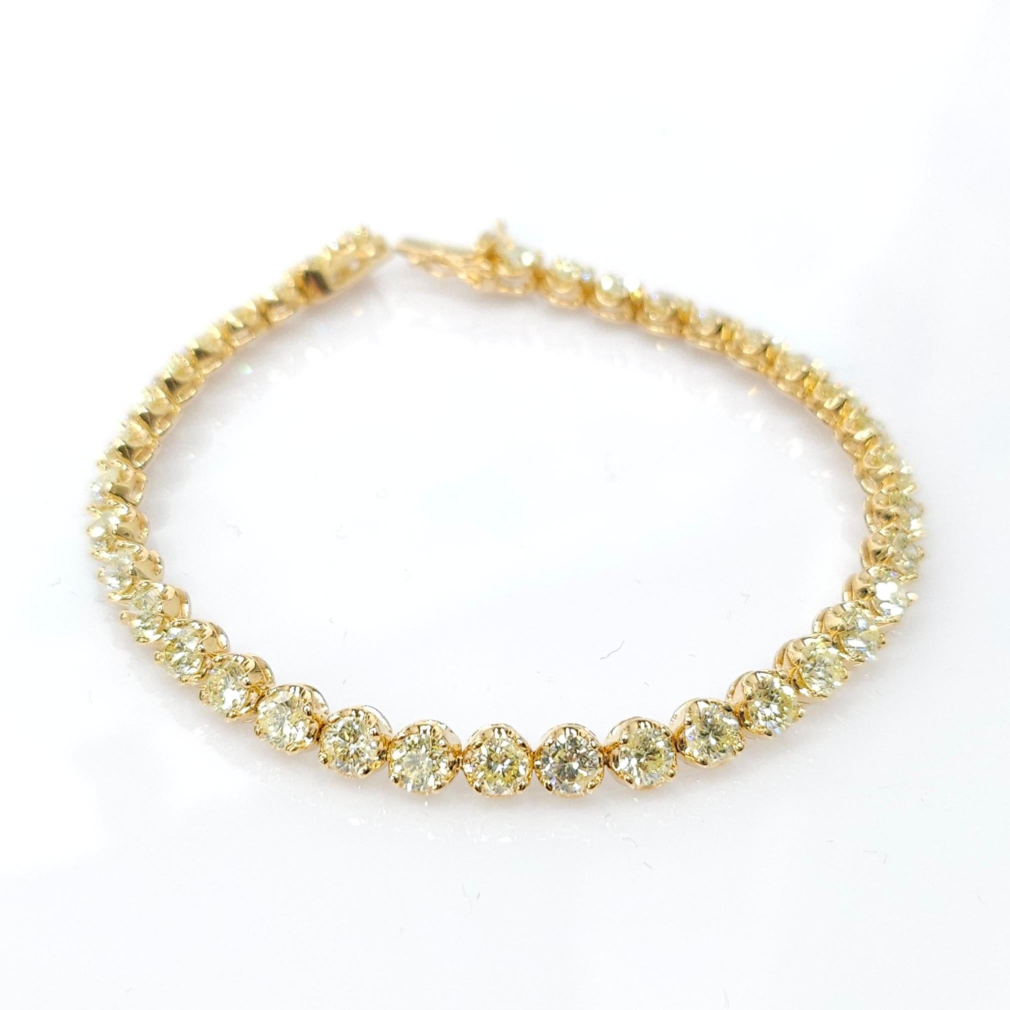 Élevez votre collection de bijoux avec la beauté exquise de ce bracelet de tennis en or jaune 18 carats à diamants ronds totaux de 6,56 carats. Cette pièce étonnante est conçue pour captiver et éblouir par son nouveau design innovant et sa