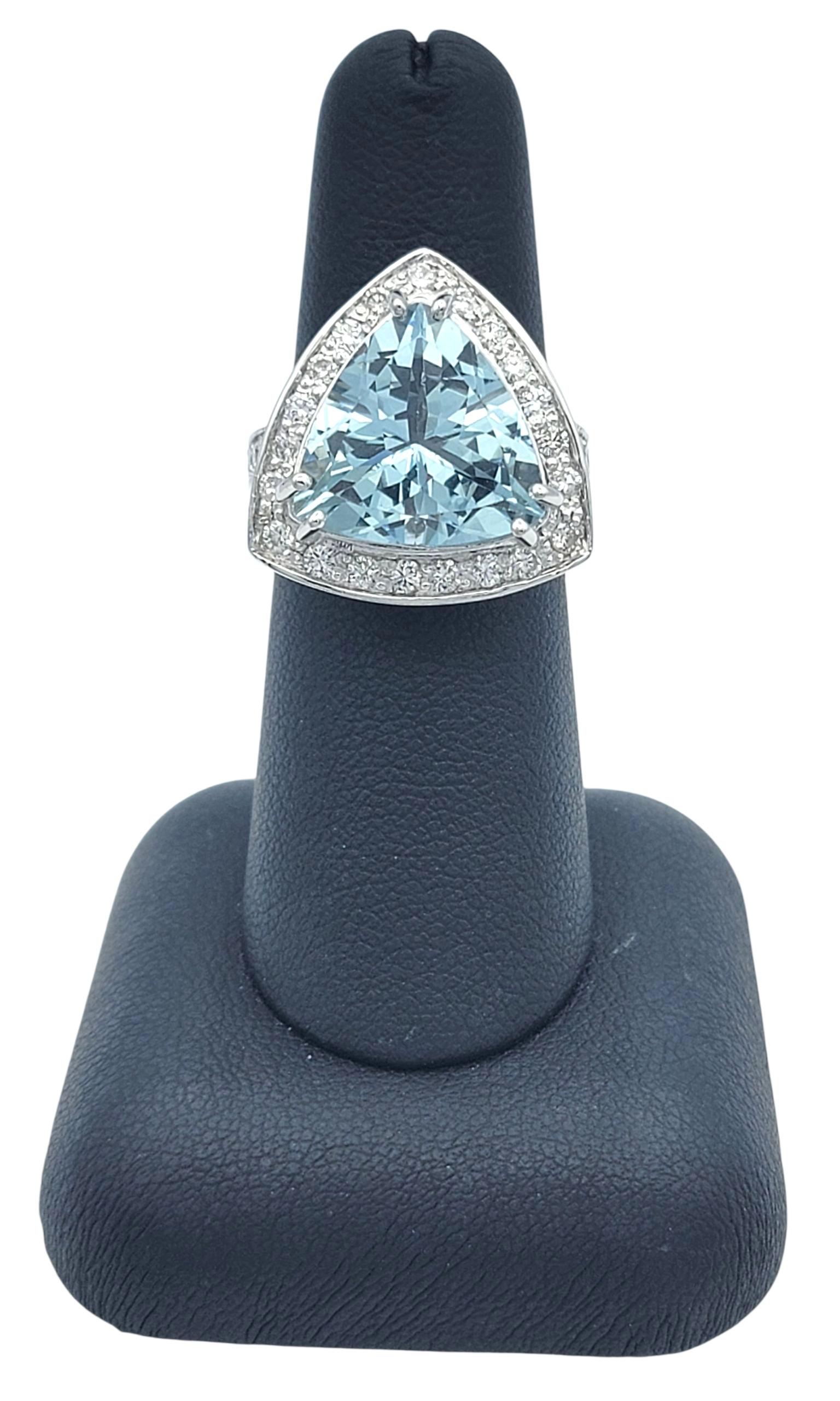 Bague cocktail aigue-marine 6,56 carats, taille trillion, avec halo en diamant, or 14 carats en vente 4