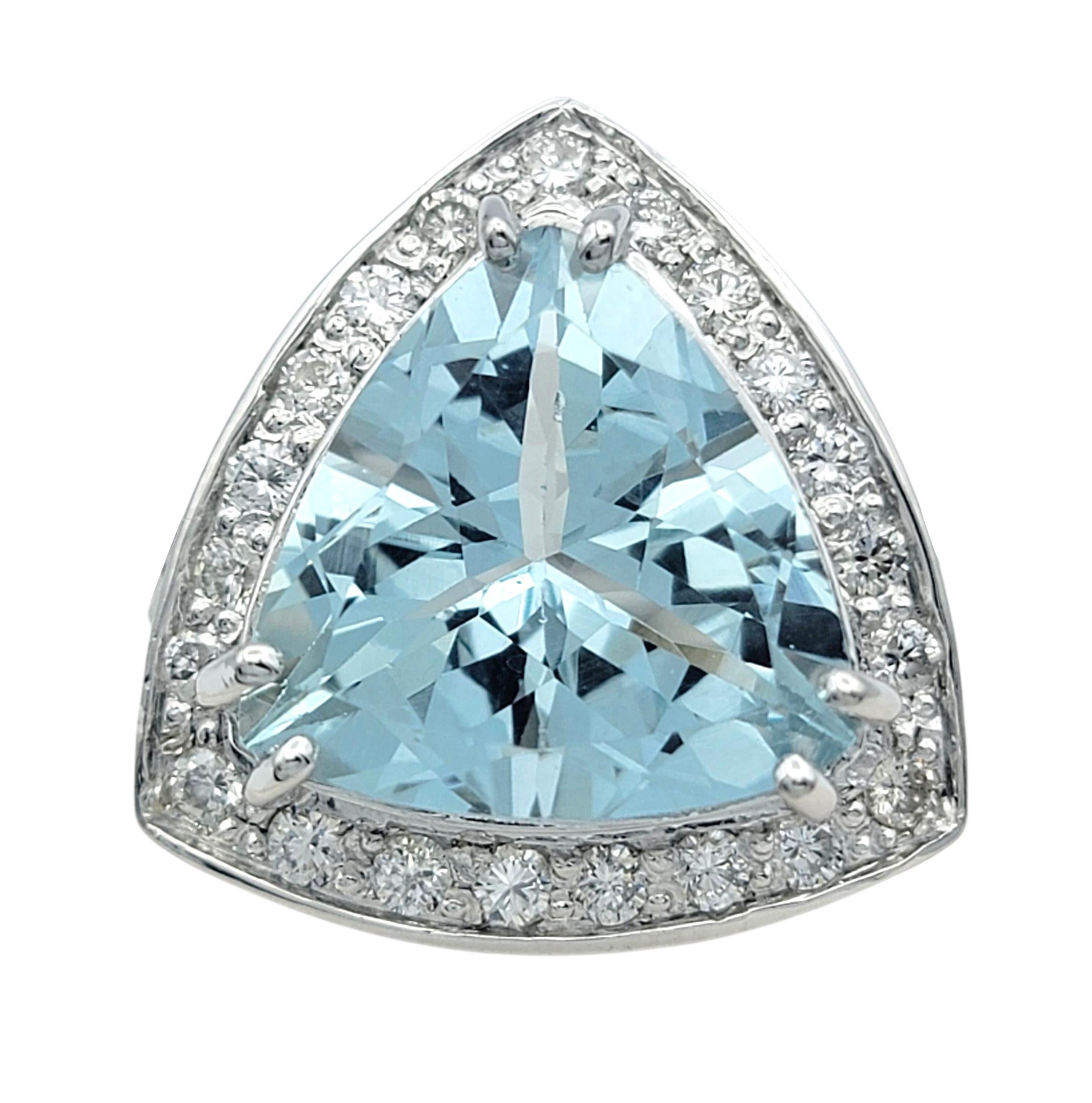 Cette magnifique bague composée d'aigue-marine et de diamants est d'une sophistication et d'une beauté saisissante. La pièce maîtresse est une captivante aigue-marine de 6,56 carats, taillée en trillion, qui brille d'une douce teinte bleue glaciale,