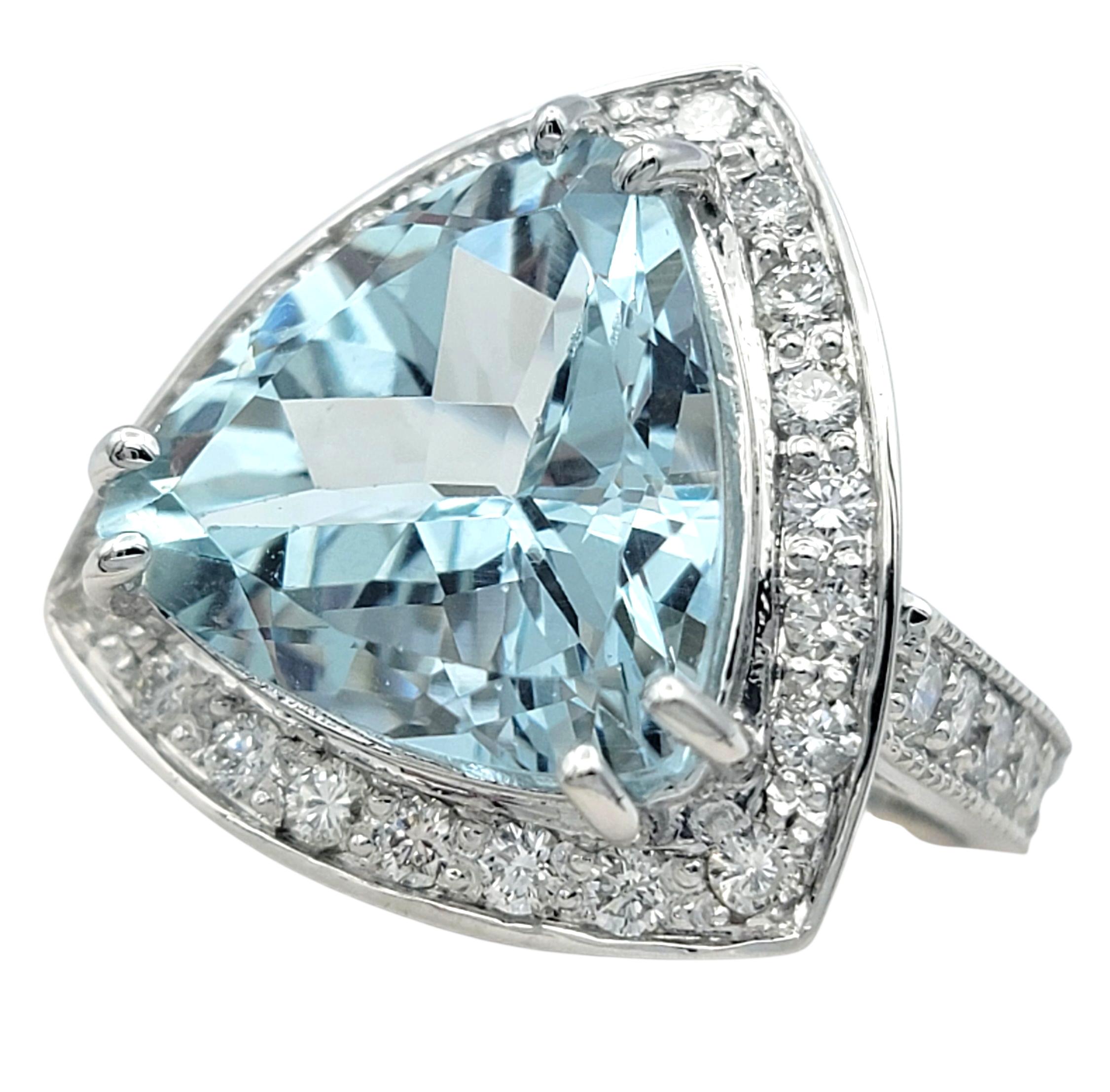 Contemporain Bague cocktail aigue-marine 6,56 carats, taille trillion, avec halo en diamant, or 14 carats en vente