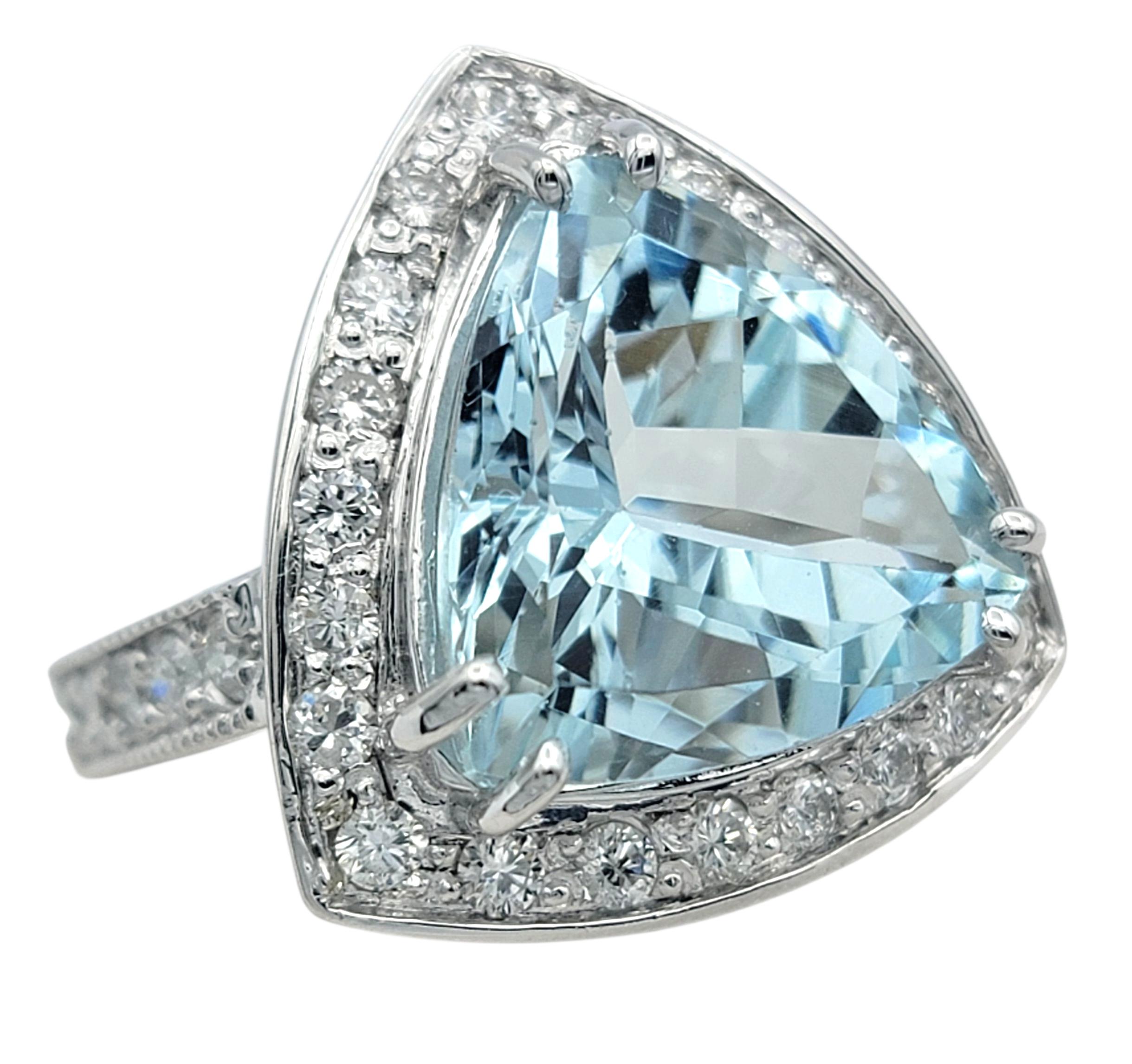 Taille trillion Bague cocktail aigue-marine 6,56 carats, taille trillion, avec halo en diamant, or 14 carats en vente