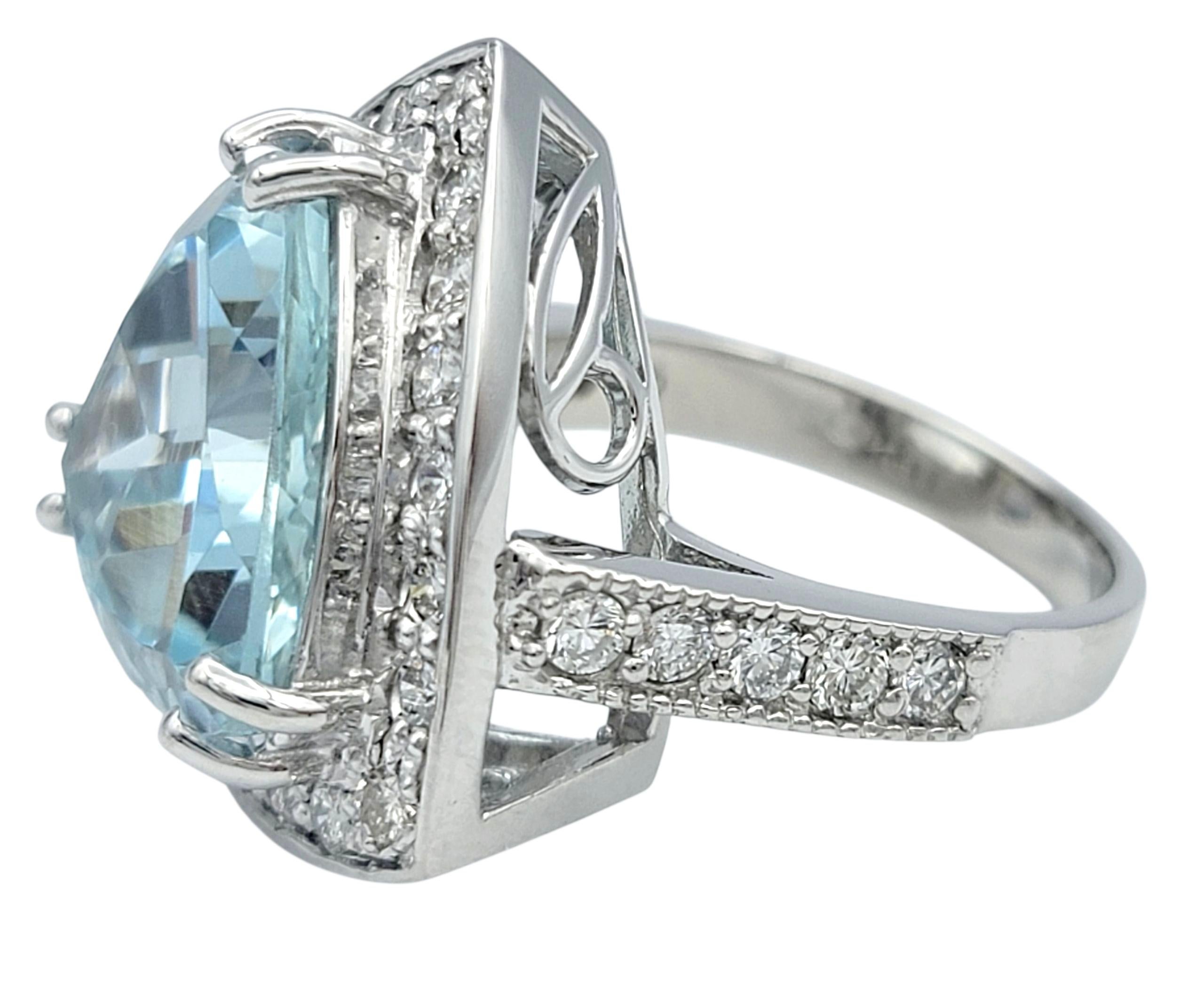 Bague cocktail aigue-marine 6,56 carats, taille trillion, avec halo en diamant, or 14 carats Bon état - En vente à Scottsdale, AZ