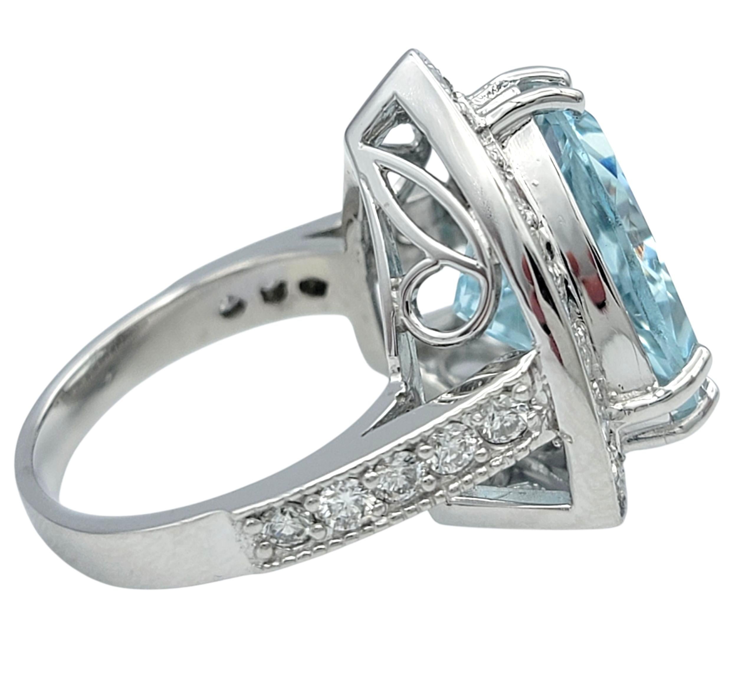 Bague cocktail aigue-marine 6,56 carats, taille trillion, avec halo en diamant, or 14 carats Pour femmes en vente