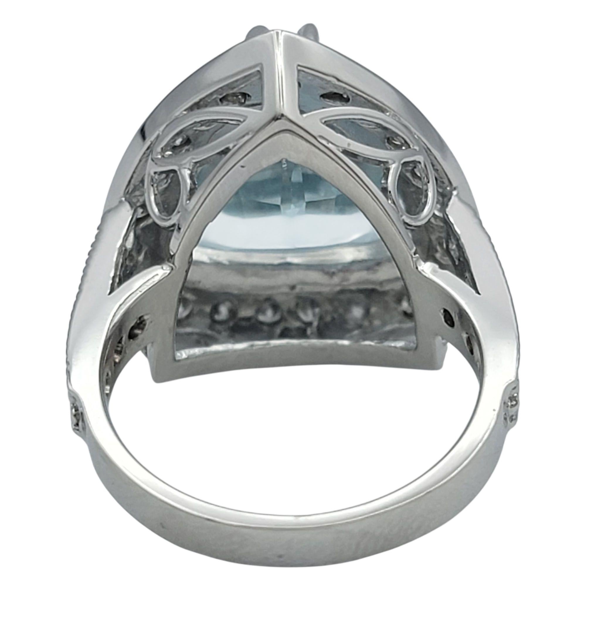 Bague cocktail aigue-marine 6,56 carats, taille trillion, avec halo en diamant, or 14 carats en vente 1