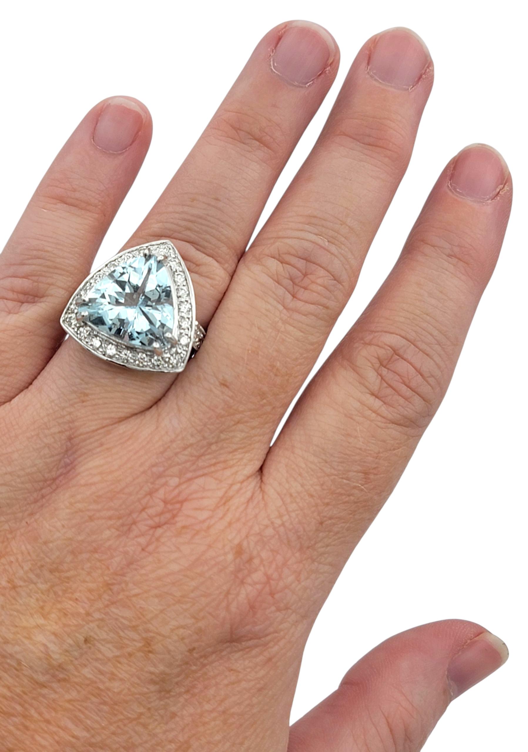 Bague cocktail aigue-marine 6,56 carats, taille trillion, avec halo en diamant, or 14 carats en vente 2