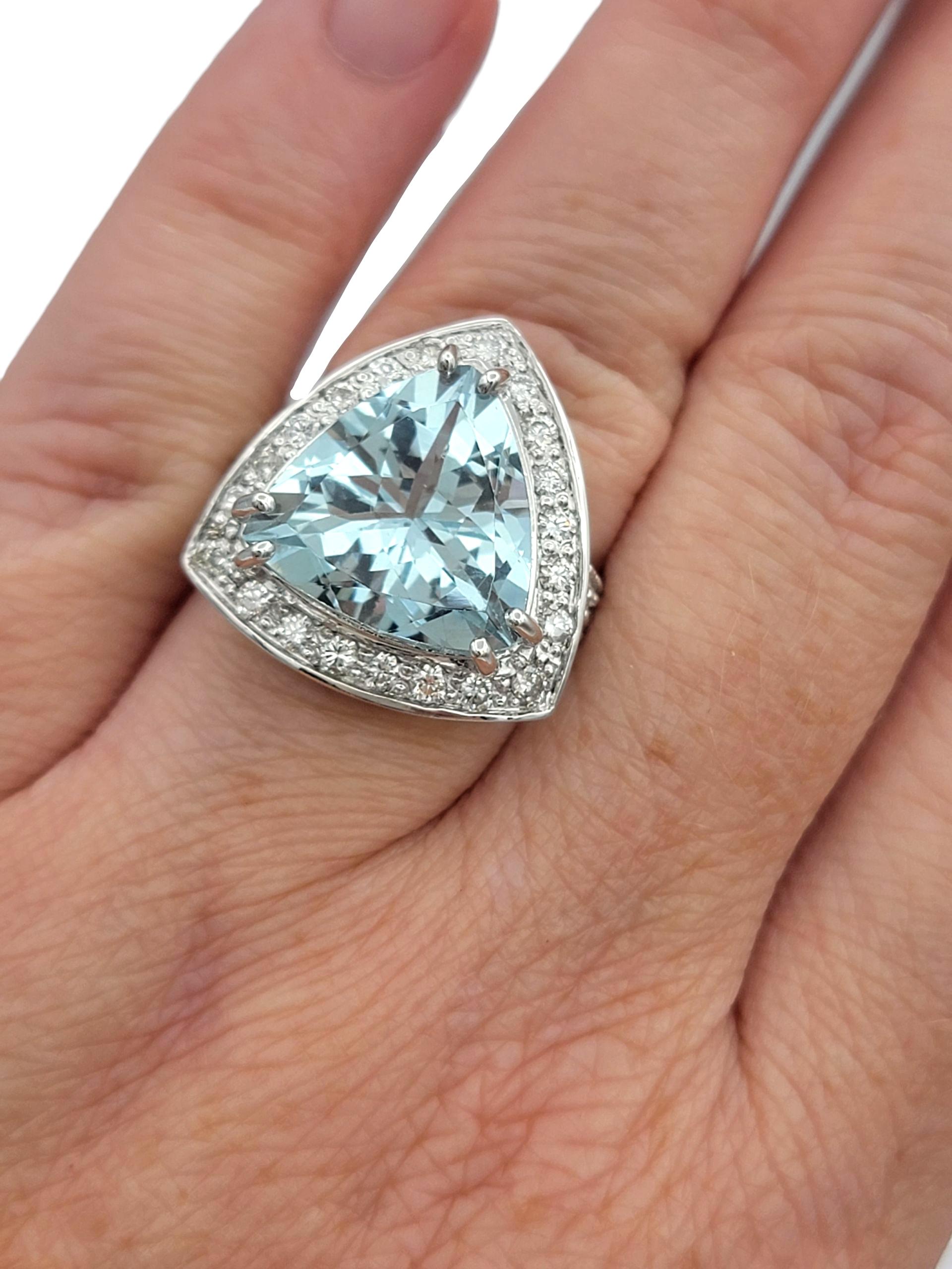 Bague cocktail aigue-marine 6,56 carats, taille trillion, avec halo en diamant, or 14 carats en vente 3