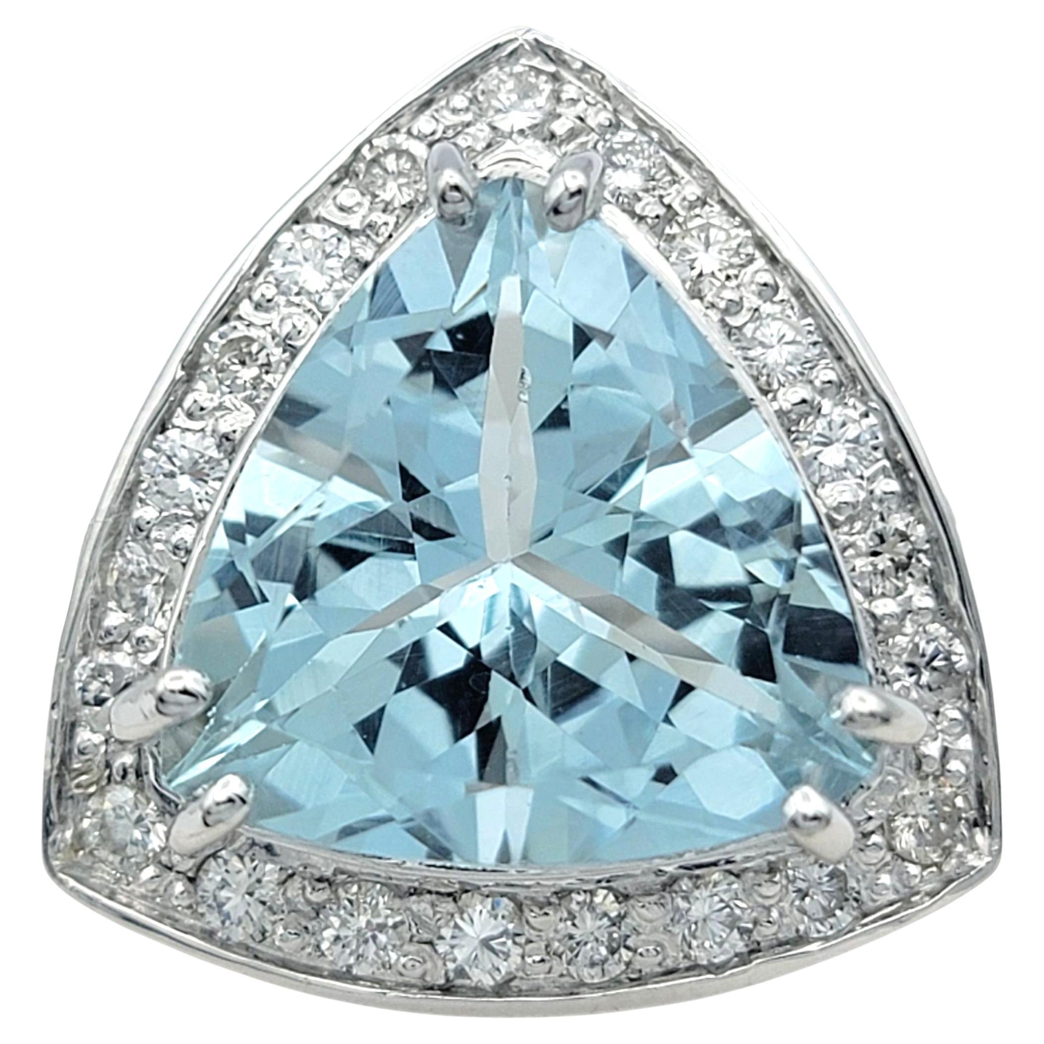 Bague cocktail aigue-marine 6,56 carats, taille trillion, avec halo en diamant, or 14 carats en vente