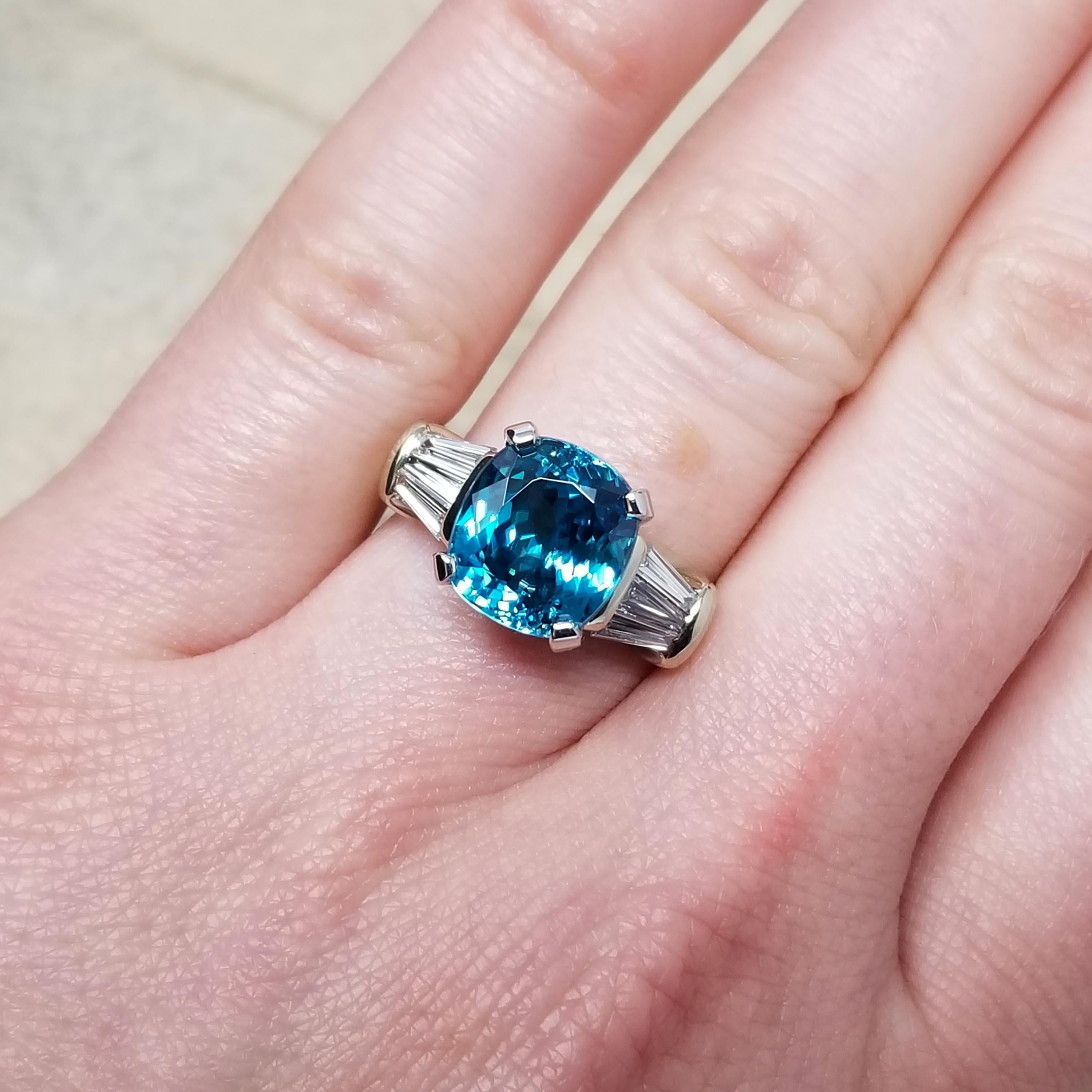Contemporain Bague 18kt fabriquée par Cynthia Scott Jewelry, zircon bleu cambodgien de 6,56 carats et diamants en vente