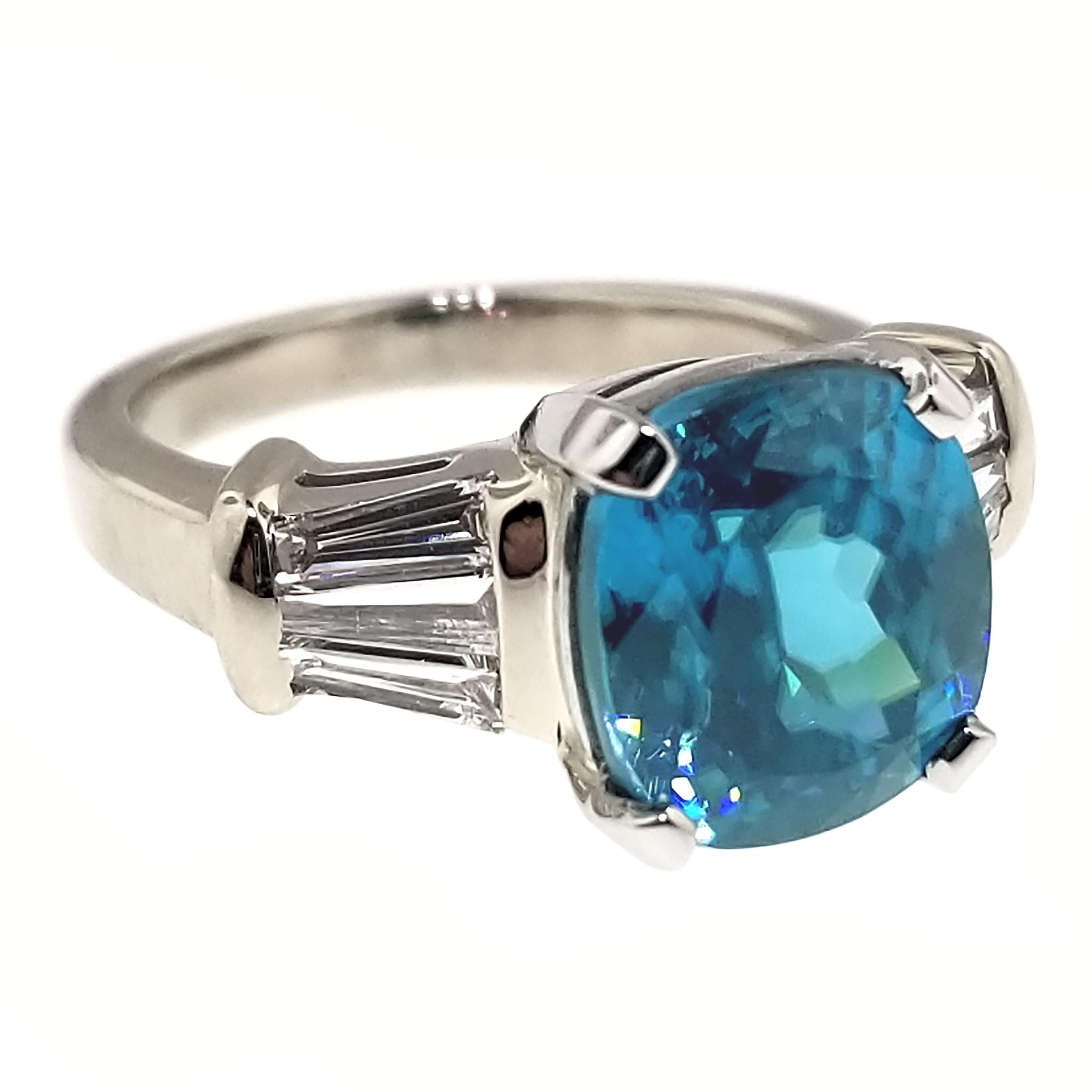 Taille coussin Bague 18kt fabriquée par Cynthia Scott Jewelry, zircon bleu cambodgien de 6,56 carats et diamants en vente