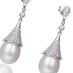 Orecchini a goccia Art Deco con perle Eliana da 10 mm in argento sterling con zirconia cubica da 6,56 carati