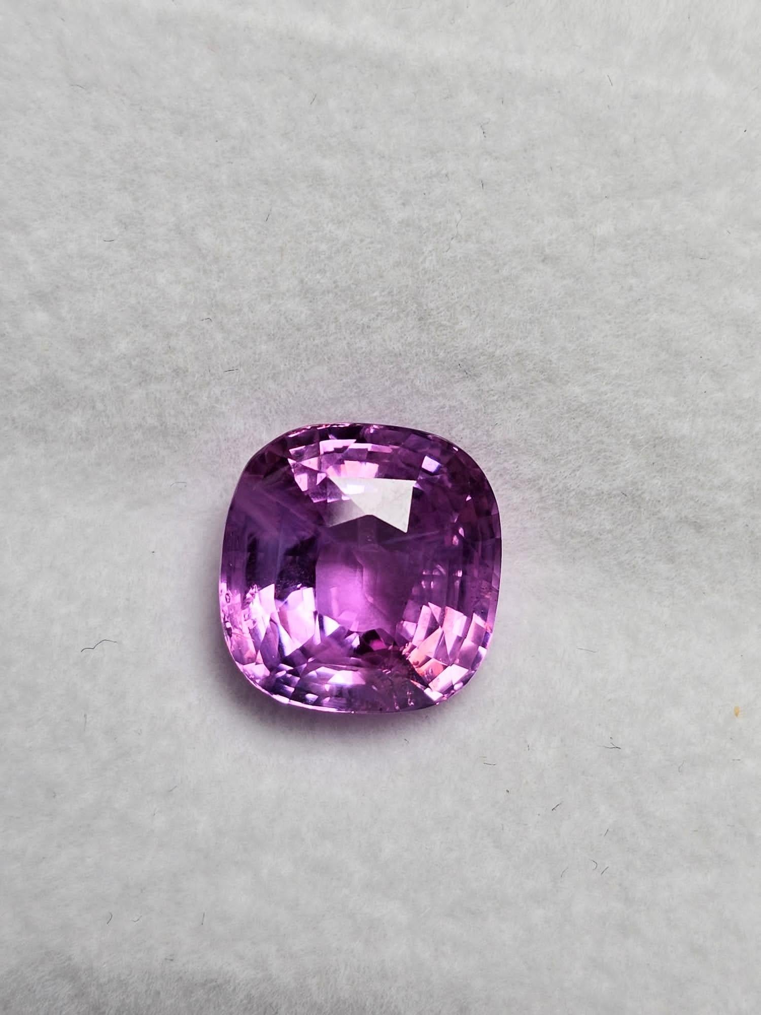 Zaffiro naturale rosa non riscaldato taglio a cuscino 6,56ct Certificato GIA in vendita 1