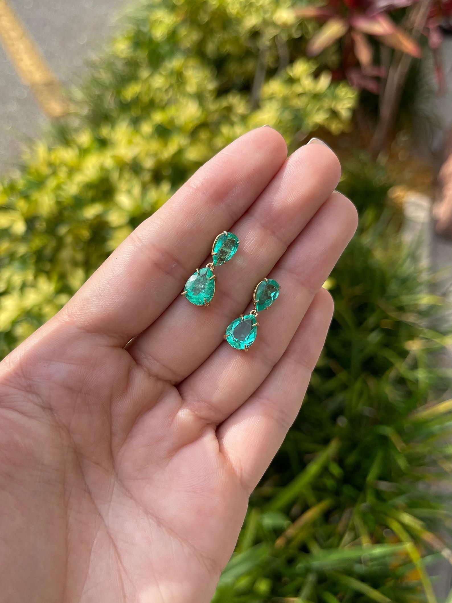 Boucles d'oreilles en or jaune 18 carats avec émeraude de Colombie. Les émeraudes présentées sont des émeraudes en forme de larme de couleur vert moyen, d'une très bonne transparence, mises en valeur par une monture simple en or, permettant aux