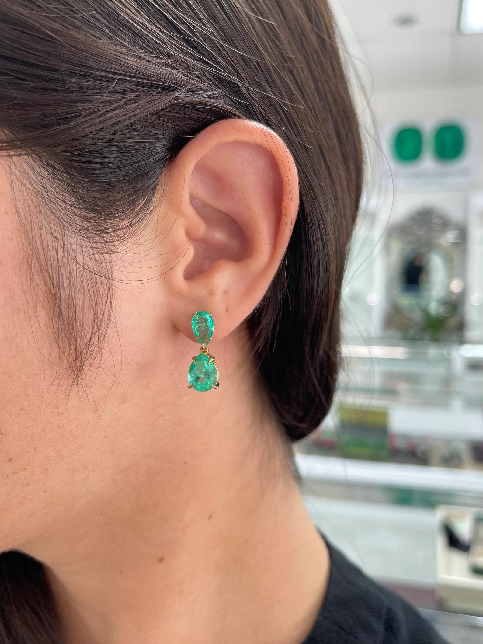Moderne 6.56tcw Colombian Emerald Pear Cut Drop Dangle Stud Earrings 18K en vente