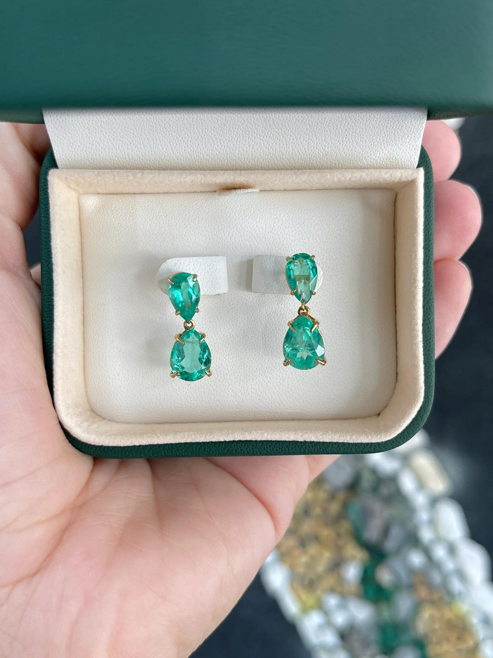 6.56tcw Colombian Emerald Pear Cut Drop Dangle Stud Earrings 18K Neuf - En vente à Jupiter, FL