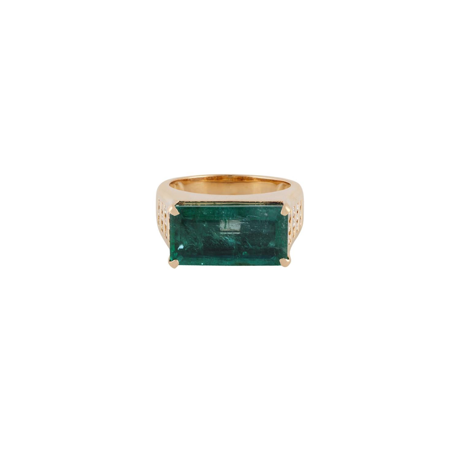 This is an elegant emerald & diamond ring studded in 18k Yellow gold with 1 piece of  Zambian emerald weight 6.57 carat which is surrounded by 24 pieces of diamonds weight 0.38 carat, this entire ring studded in 18k Yellow  gold.



 Ring size can
